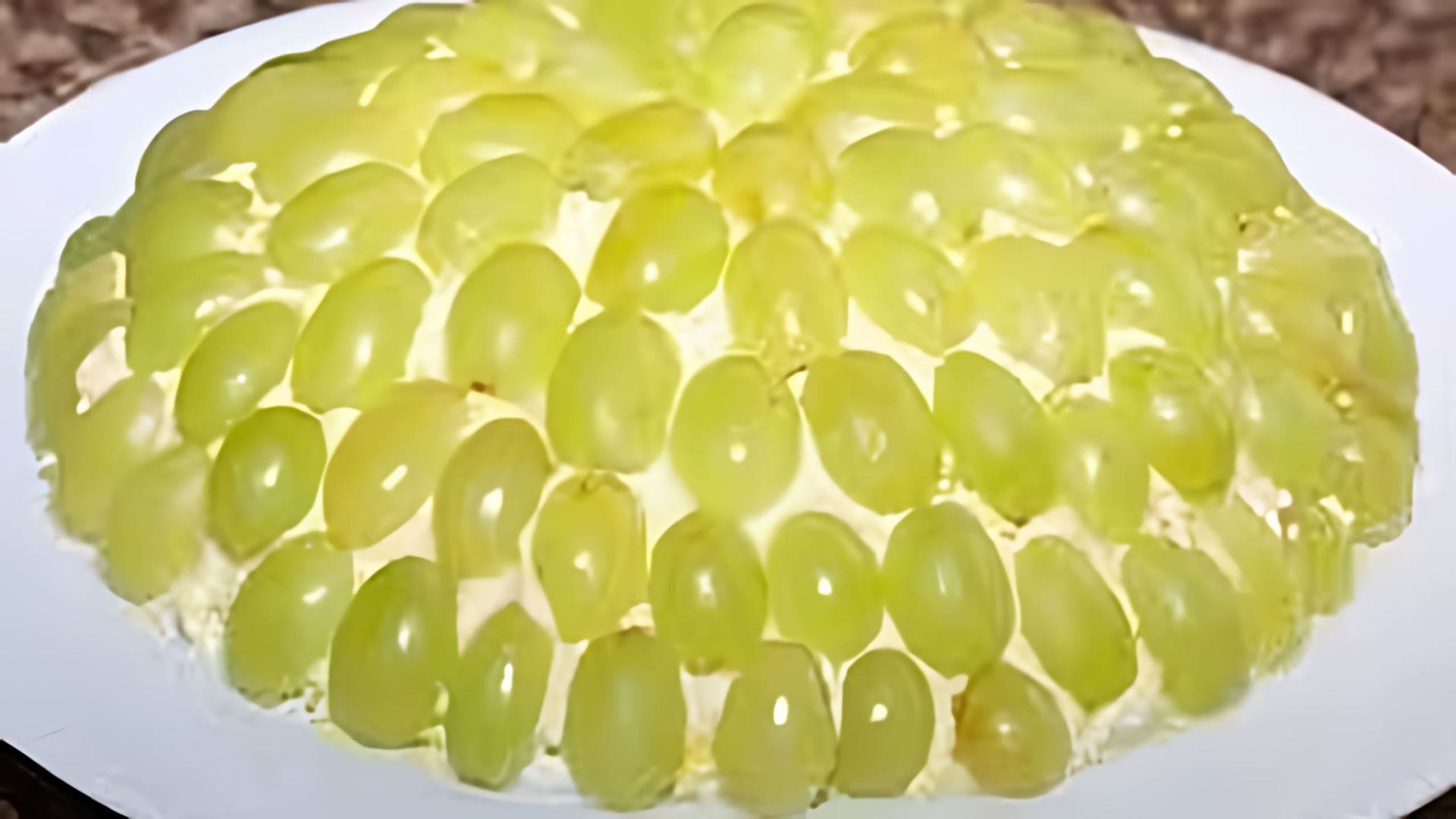 В этом видео демонстрируется процесс приготовления салата "Тиффани"