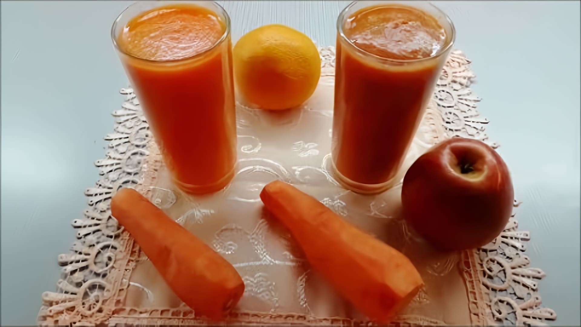 В этом видео демонстрируется процесс приготовления двух полезных смузи из моркови