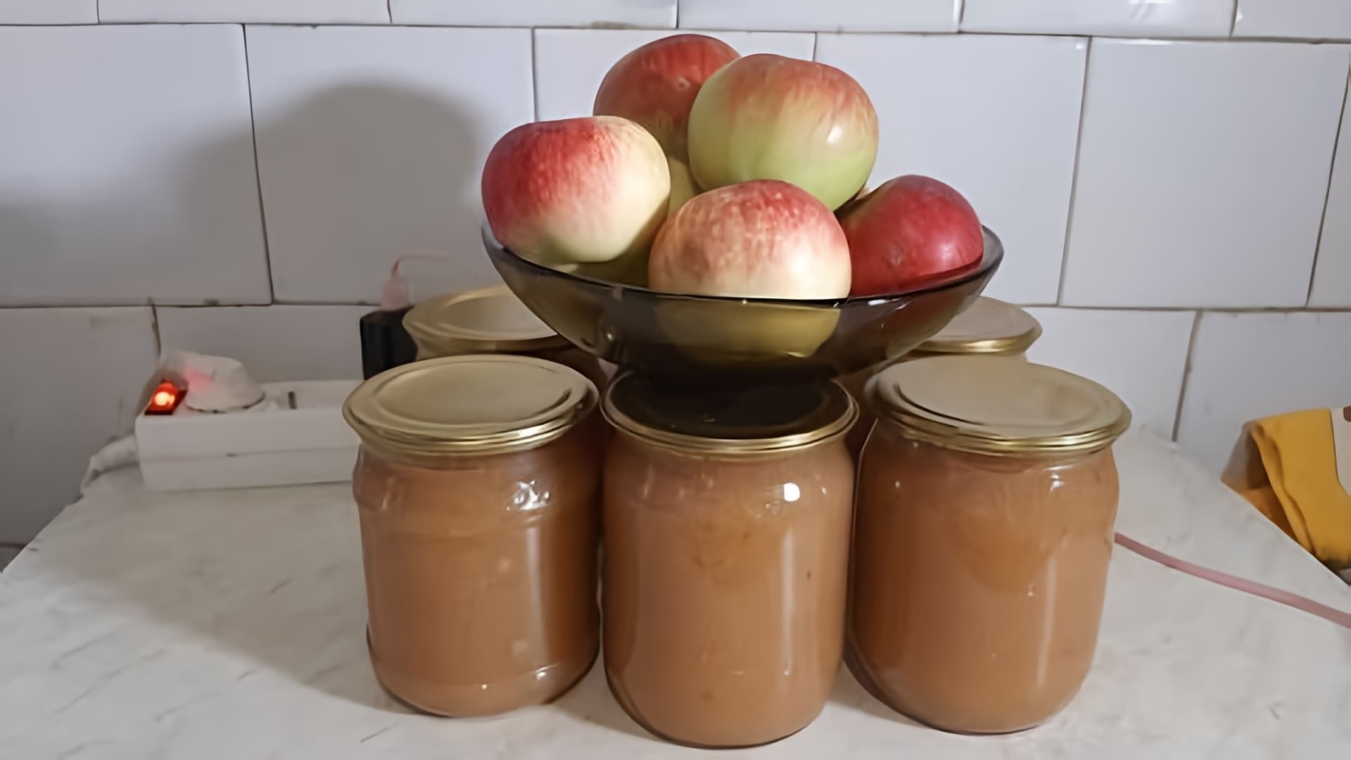 В этом видео Татьяна Лозовая показывает, как приготовить яблочный джем