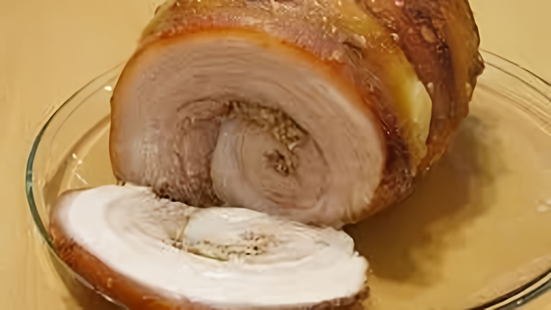 В этом видео демонстрируется рецепт приготовления сочного рулета из свиного сала