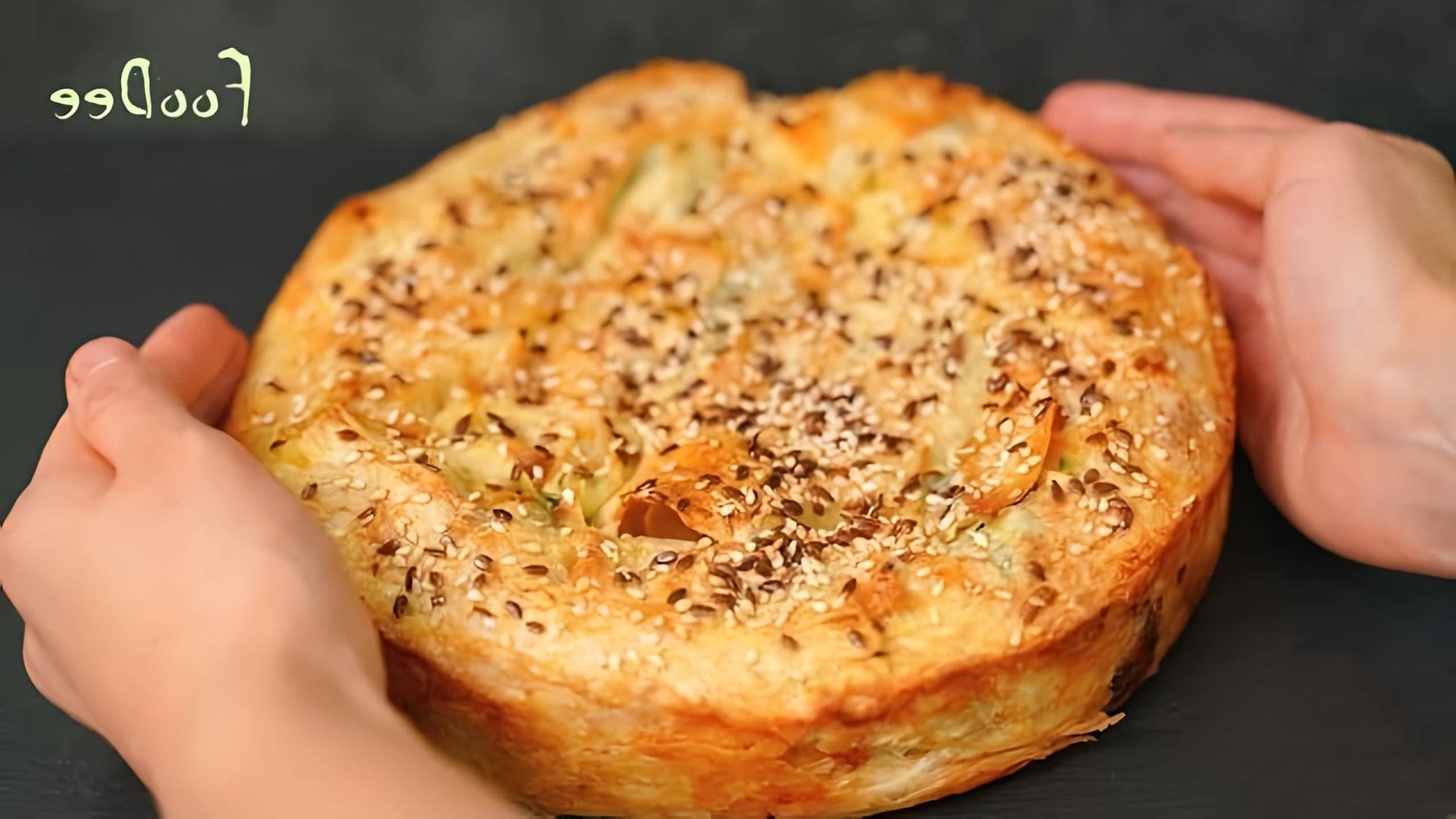 В этом видео демонстрируется рецепт приготовления пирога из лаваша с сыром, шпинатом и сливочным маслом