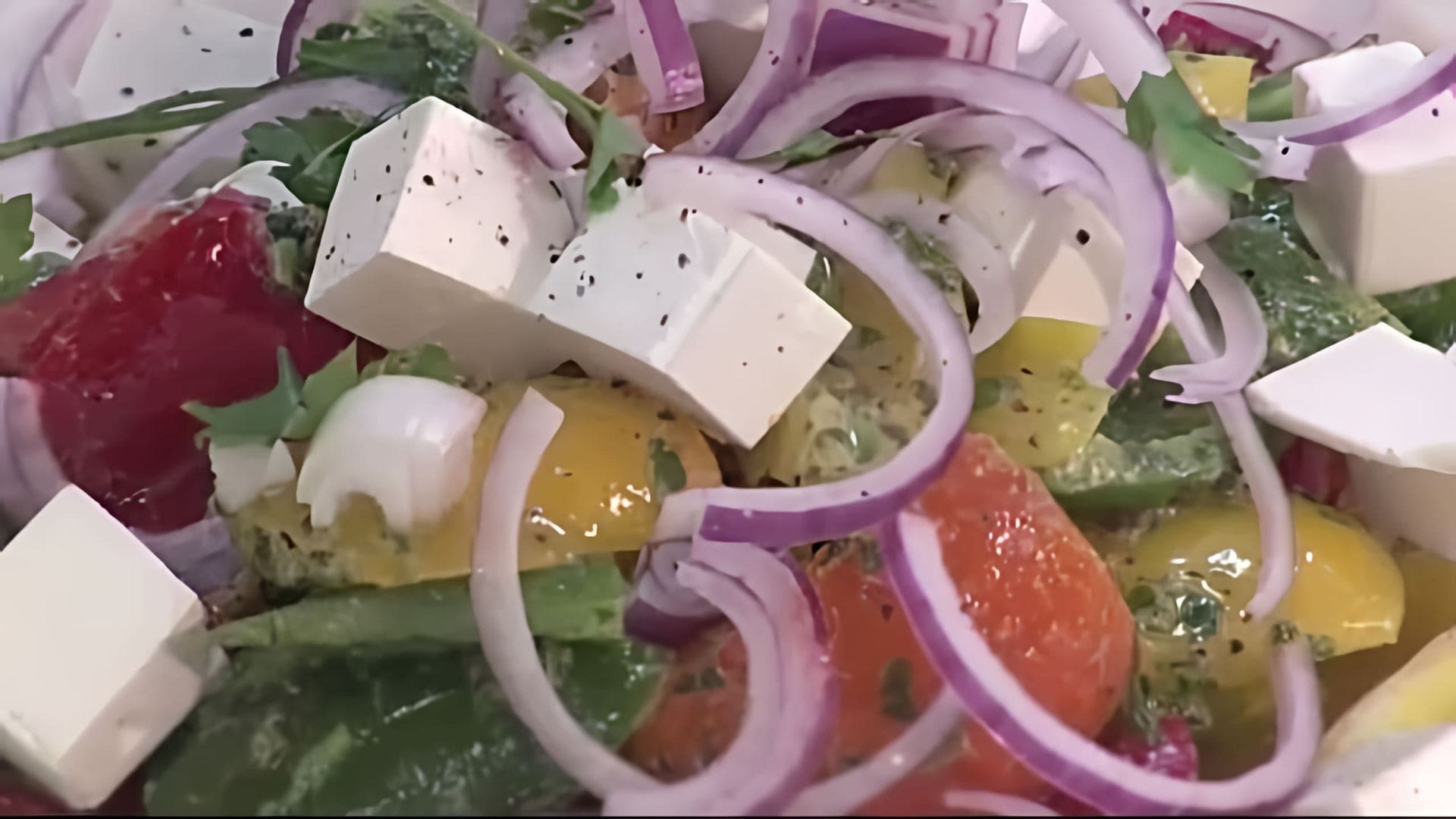 В этом видео Наталья Скворцова готовит салат греческий с анчоусами