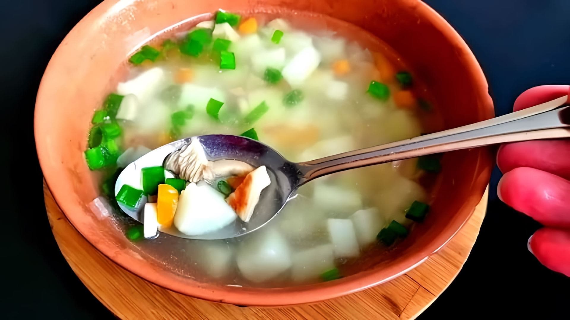 В этом видео демонстрируется процесс приготовления наваристого ароматного супа из замороженных груздей