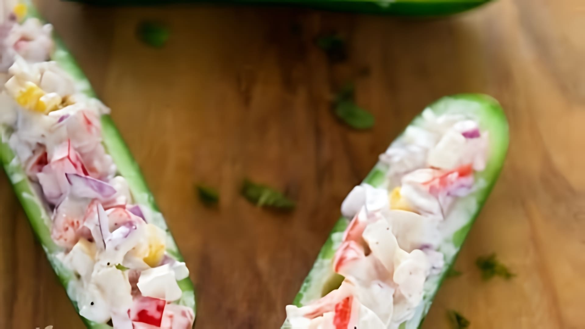 В этом видео демонстрируется рецепт приготовления вкусного салата из крабовых палочек