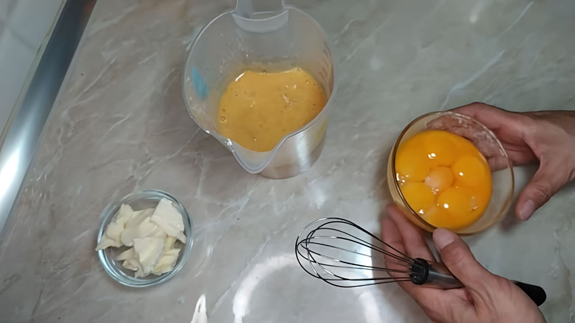 В этом видео демонстрируется процесс приготовления персикового курда