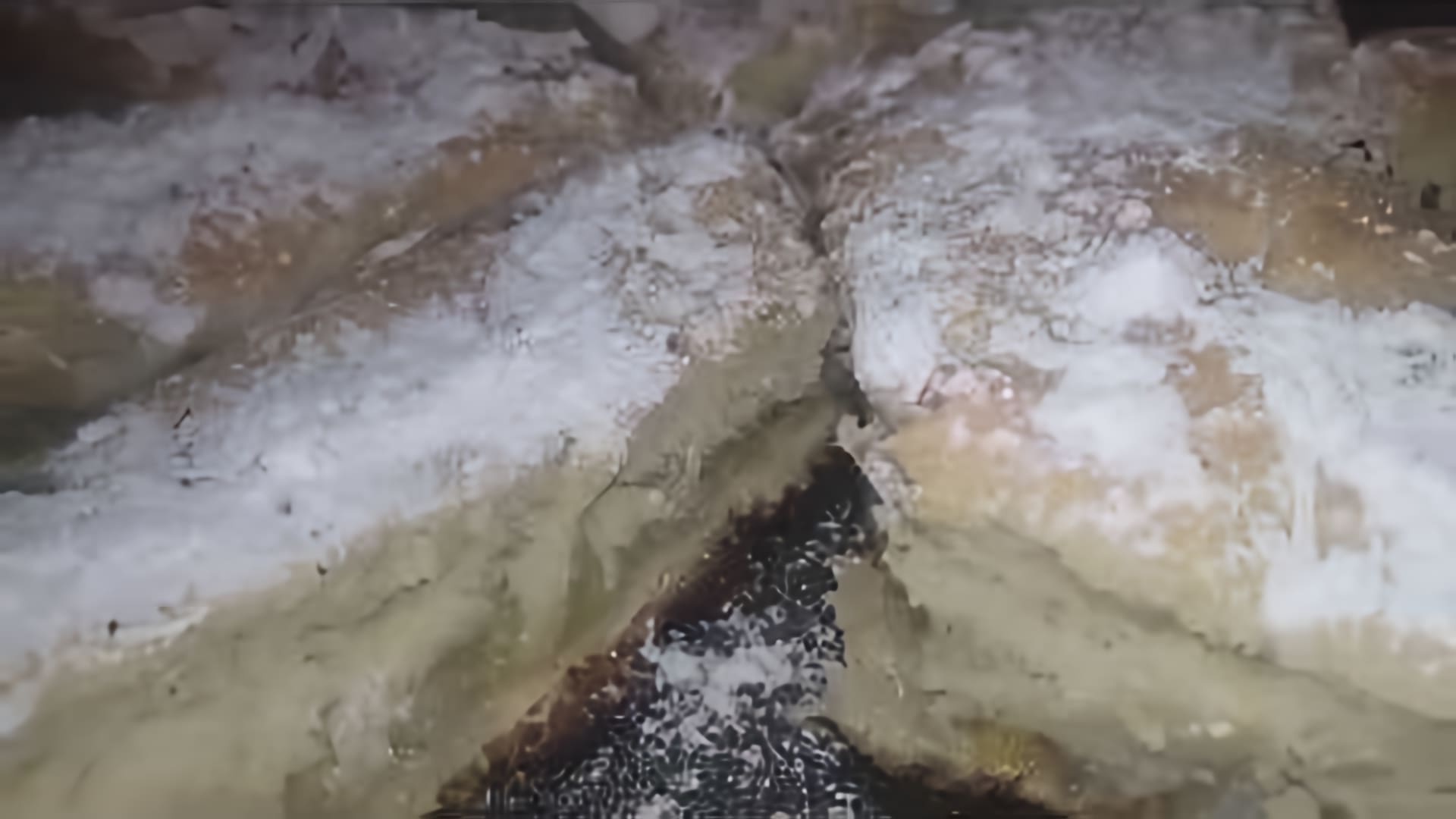 В этом видео демонстрируется процесс приготовления лимонного пирога