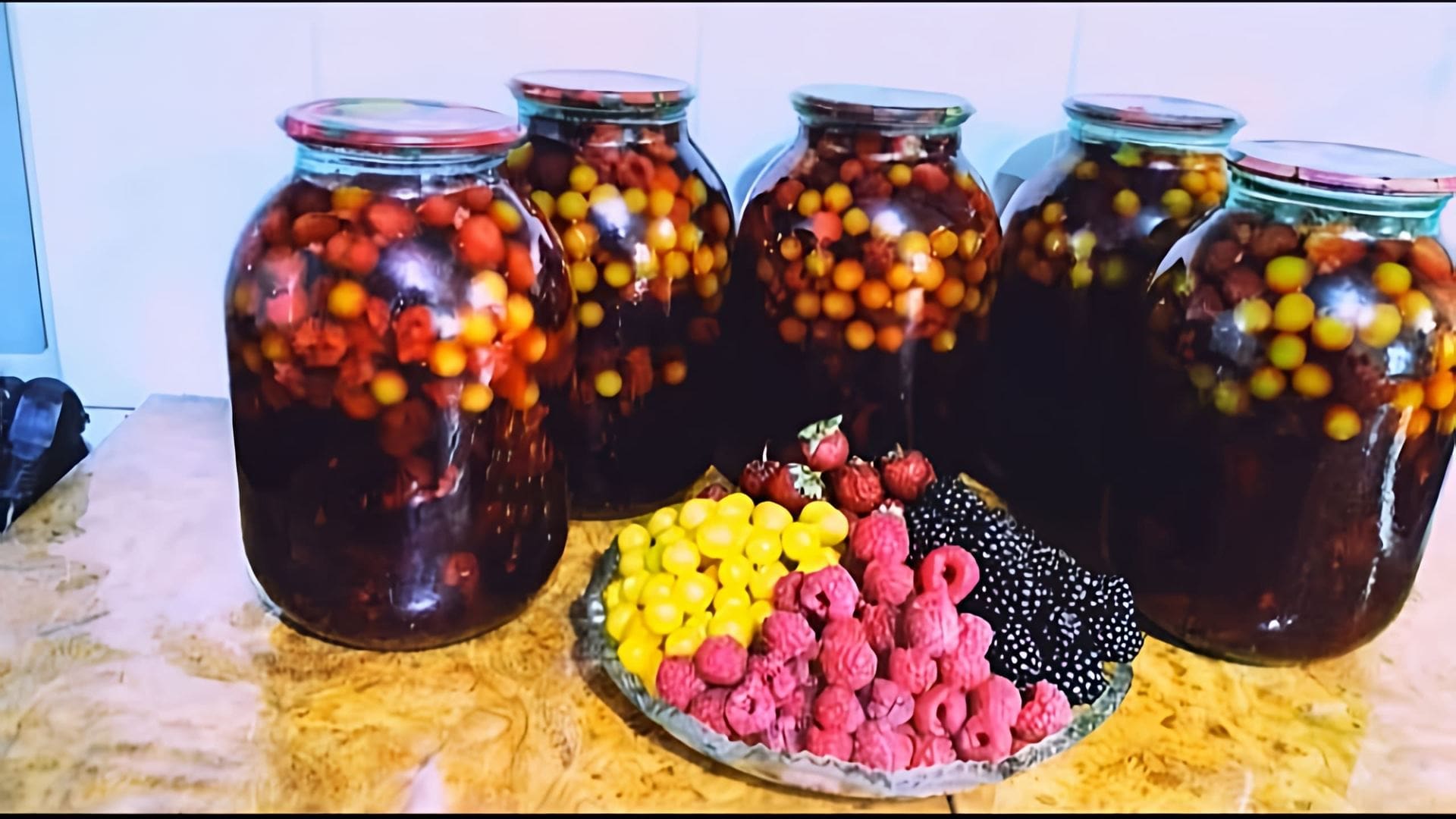 В этом видео-ролике, под названием "КОМПОТ, ЗАГОТОВКИ НА ЗИМУ!", вы увидите рецепт приготовления компота из ассорти фруктов и ягод на зиму