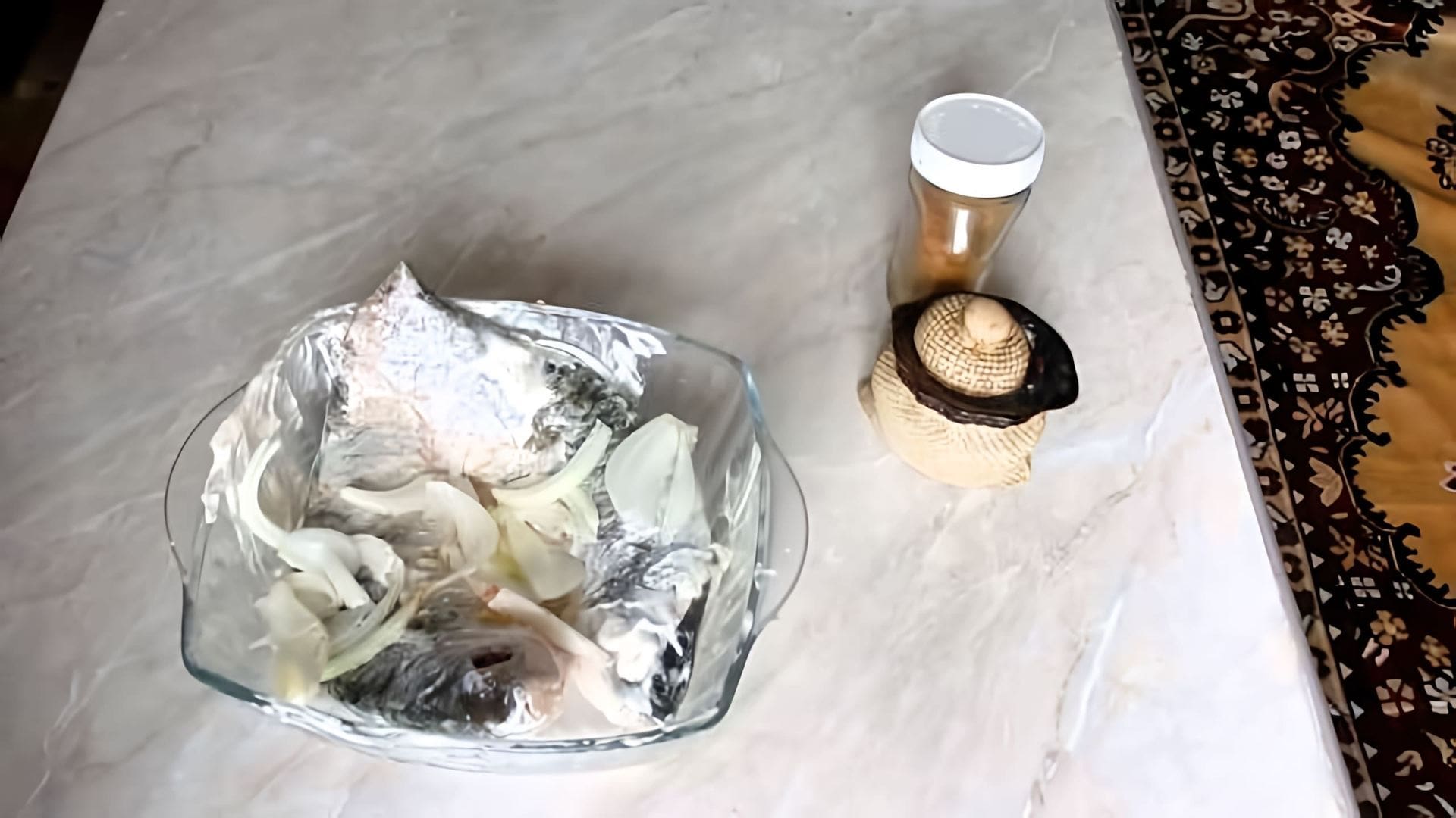 В этом видео демонстрируется простой и вкусный рецепт приготовления карасей в сметане в духовке