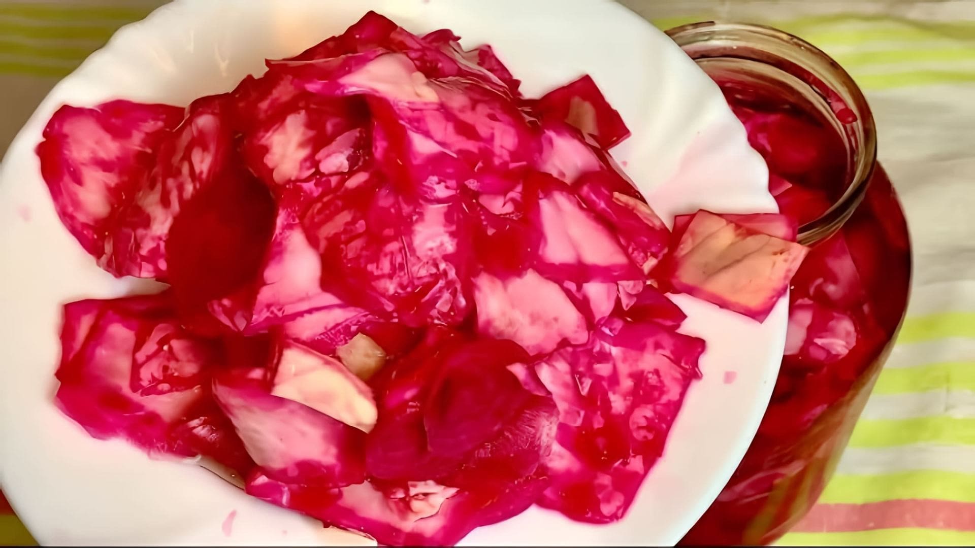 В этом видео демонстрируется процесс приготовления маринованной капусты Пелюстка