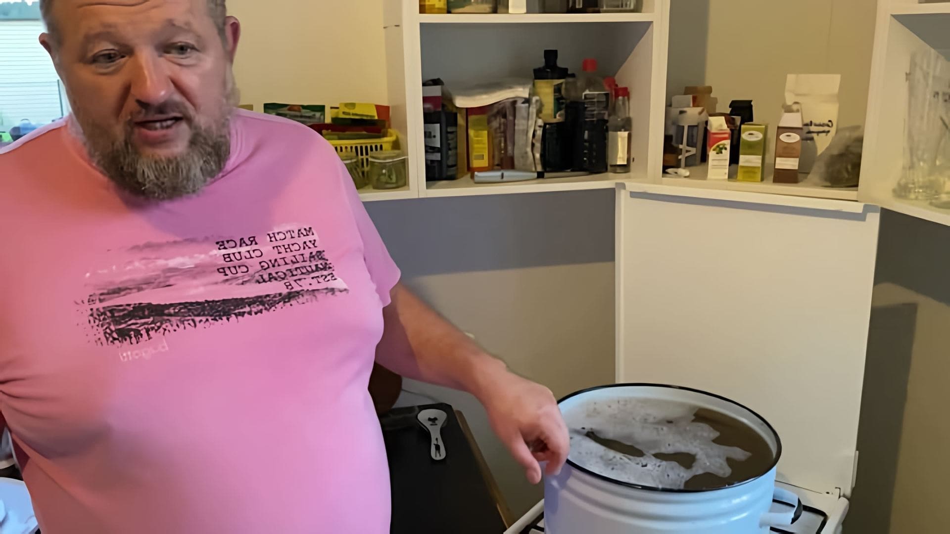 В данном видео демонстрируется процесс приготовления пива в домашних условиях