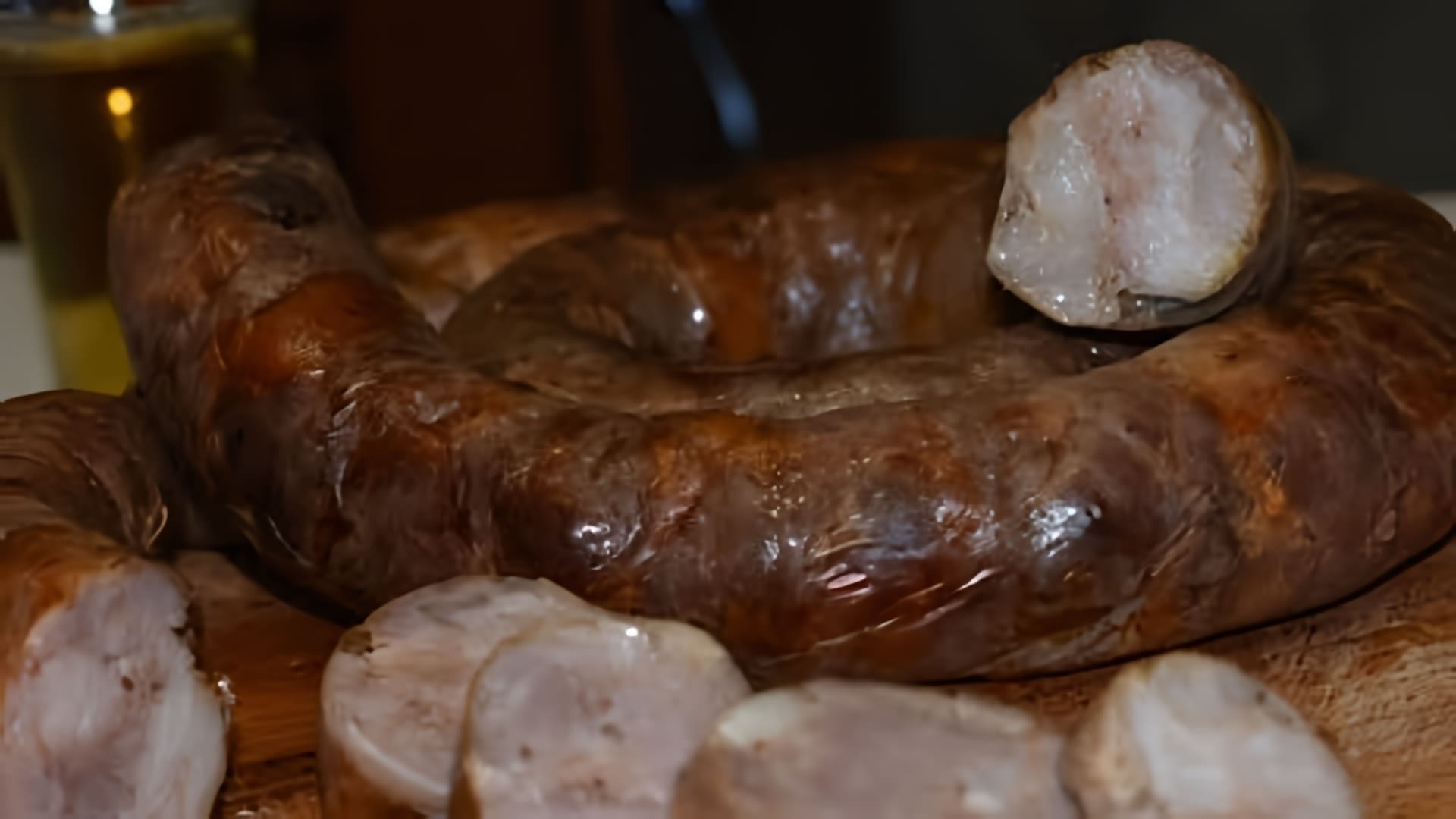 В этом видео демонстрируется процесс приготовления домашней колбасы горячего копчения