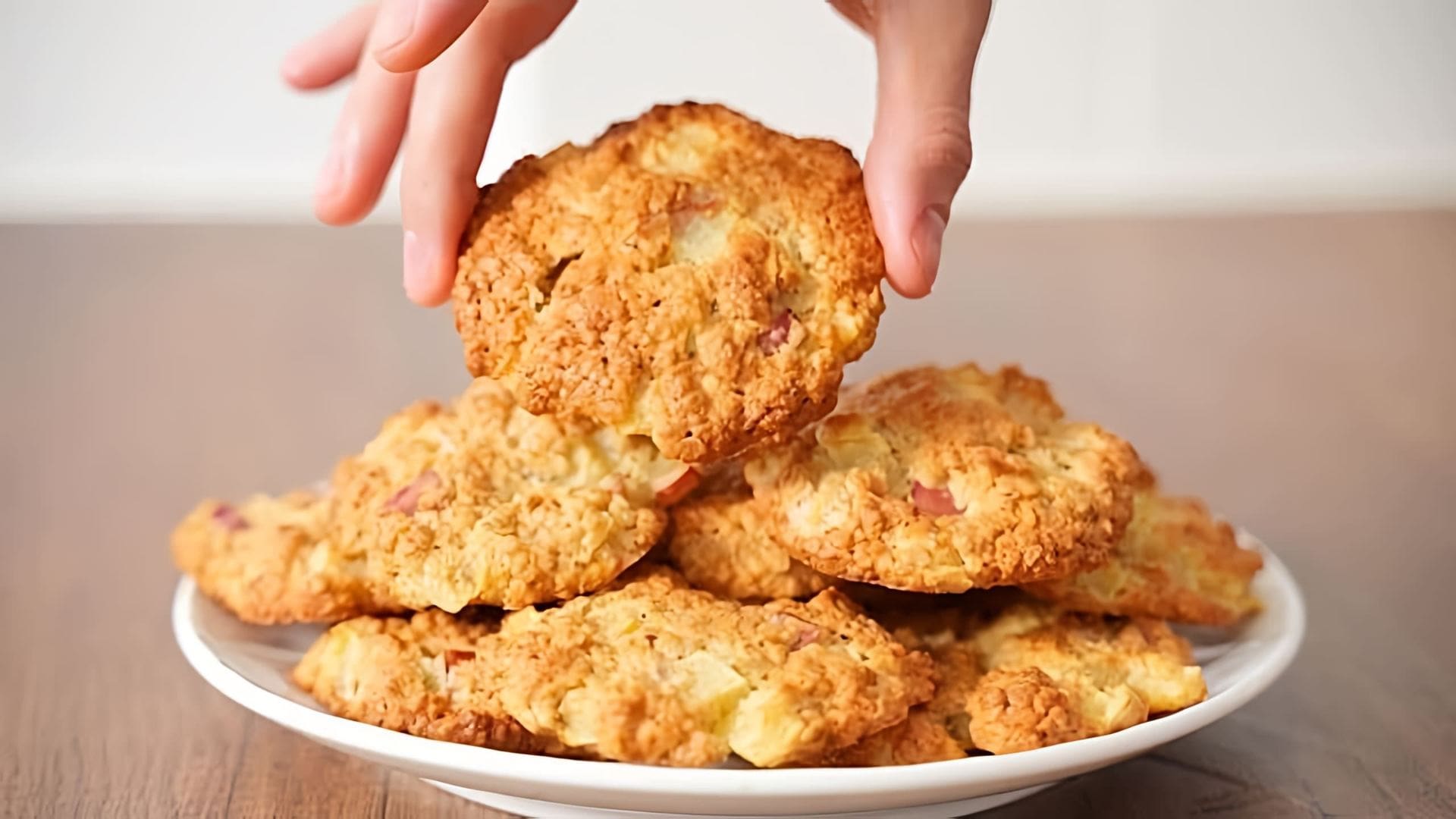 В этом видео демонстрируется простой и быстрый рецепт овсяного печенья с яблоком