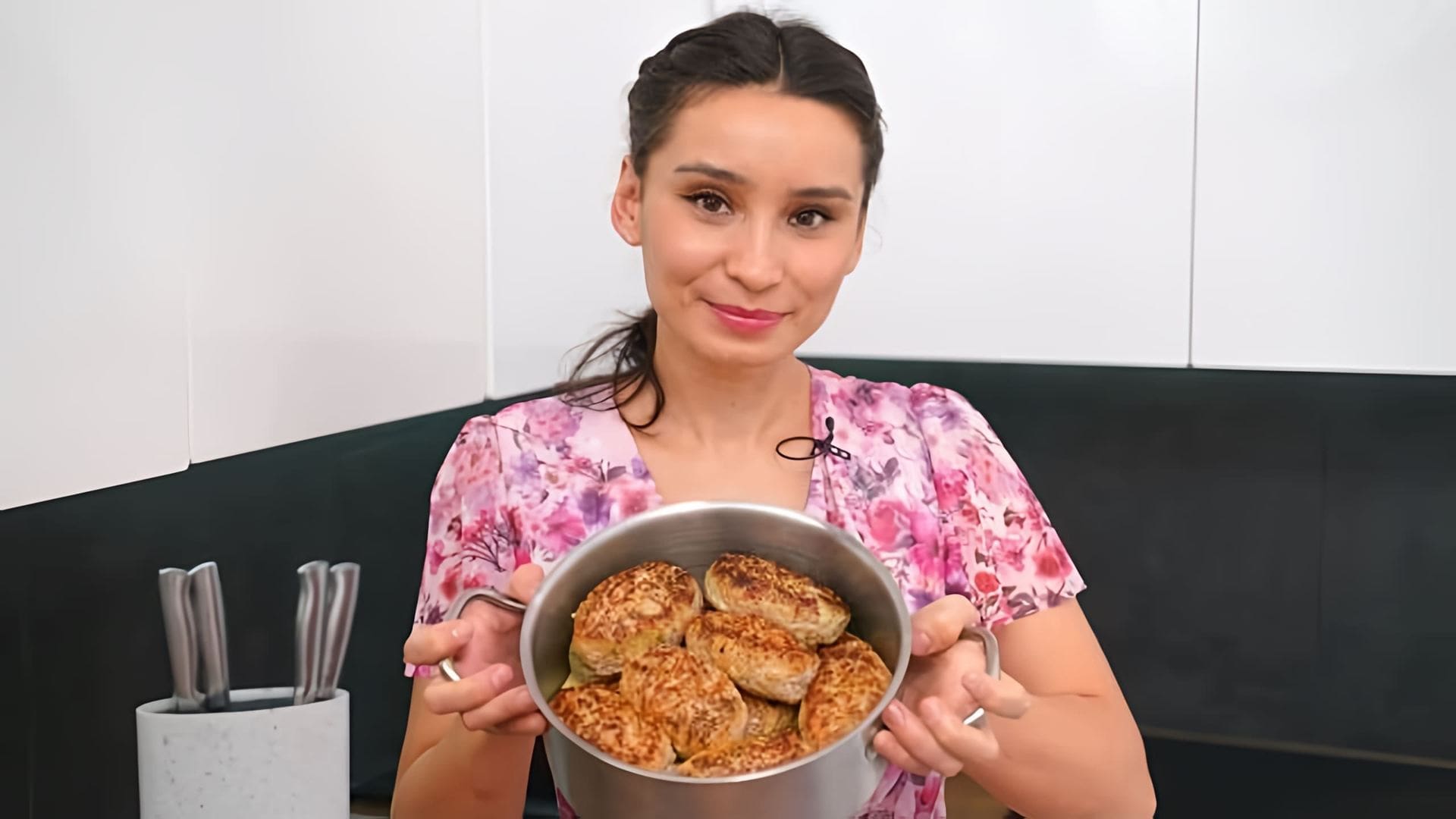 Видео рецепт приготовления котлет в сковороде, которые получаются нежными, сочными и вкусными