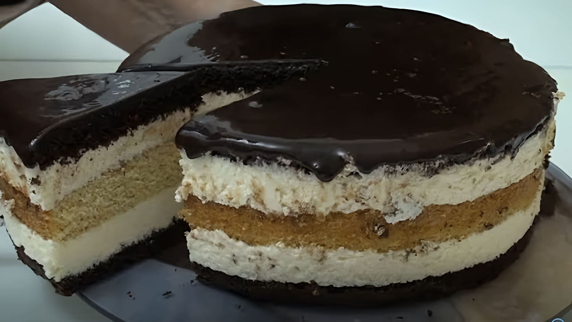 В этом видео демонстрируется рецепт торта "Птичье молоко" без использования желатина
