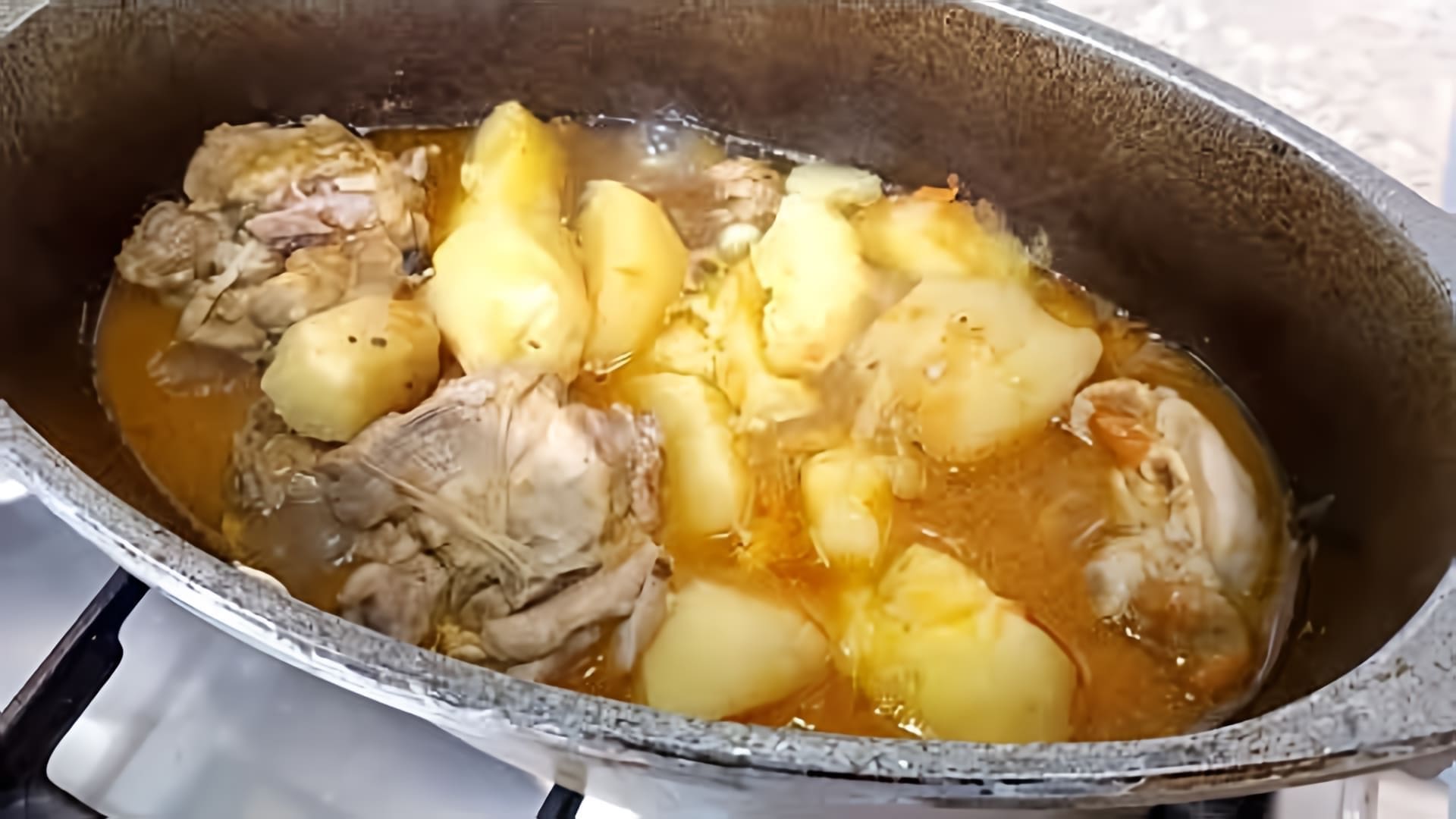 В этом видео-ролике показан процесс приготовления вкусного и сытного блюда - куриных бедрышек с картофелем, тушёных в утятнице