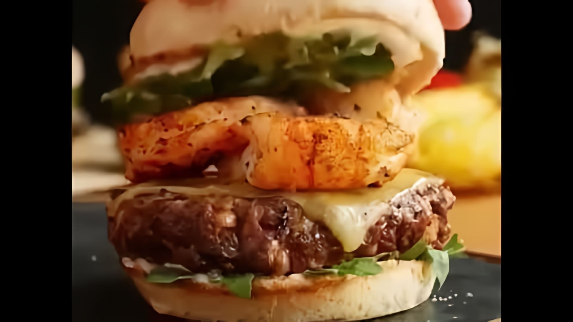 В этом видео-ролике показан процесс приготовления бургера из рубленого мяса