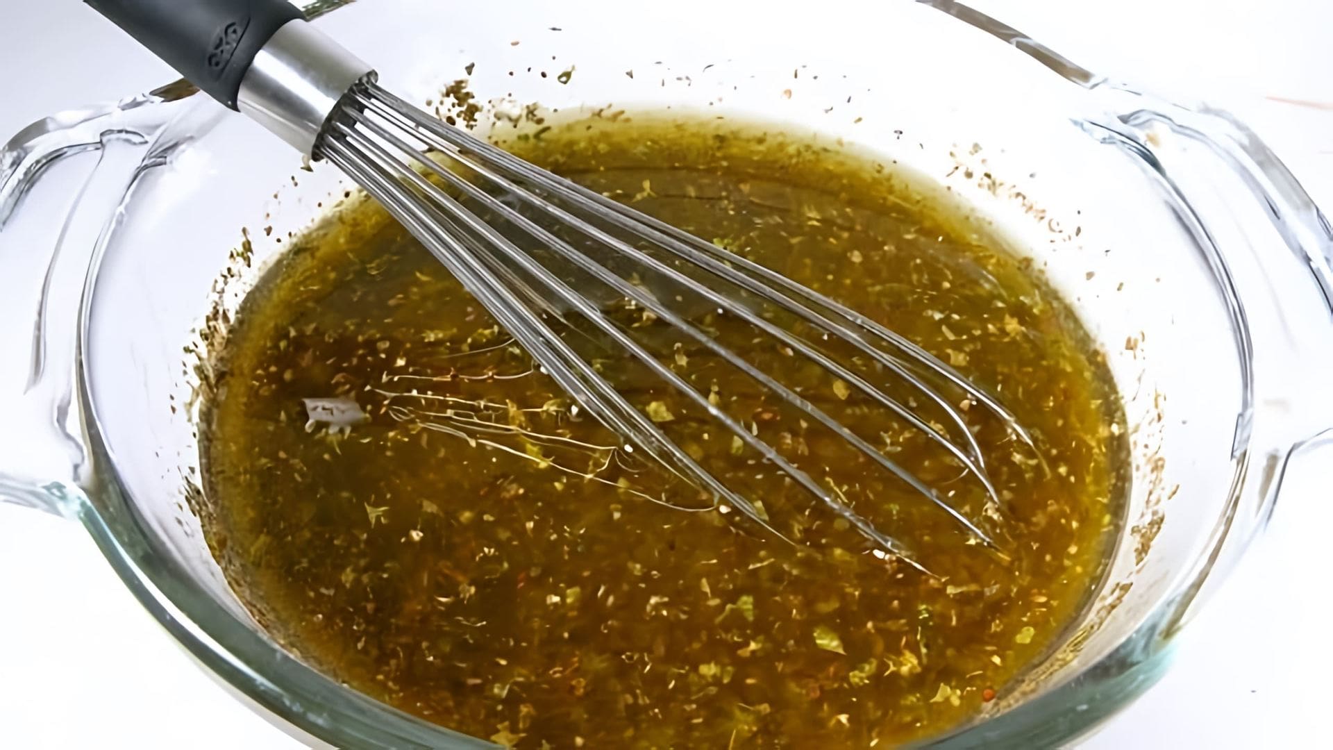 В этом видео демонстрируется рецепт салата с интересной заправкой, которая может стать альтернативой майонезу
