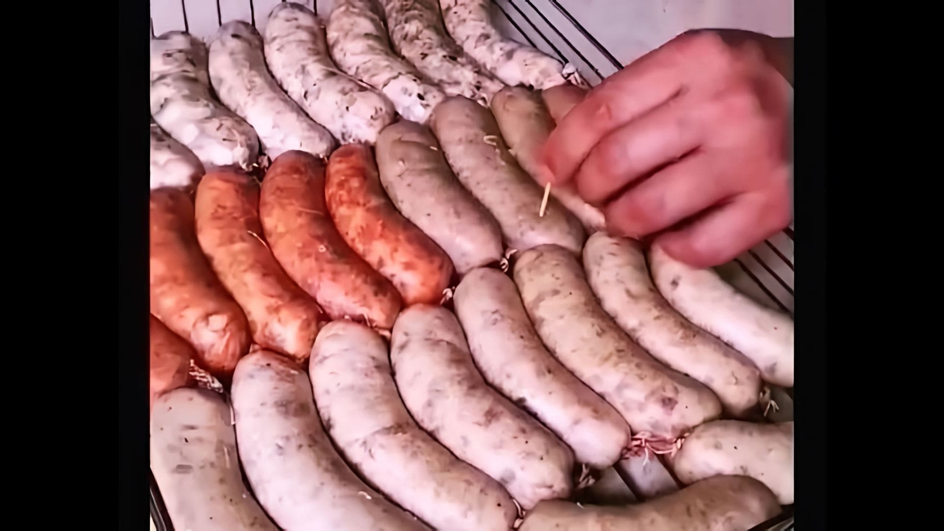 В этом видео-ролике будет показан процесс жарки колбасок для гриля ТМ Планета Ферм