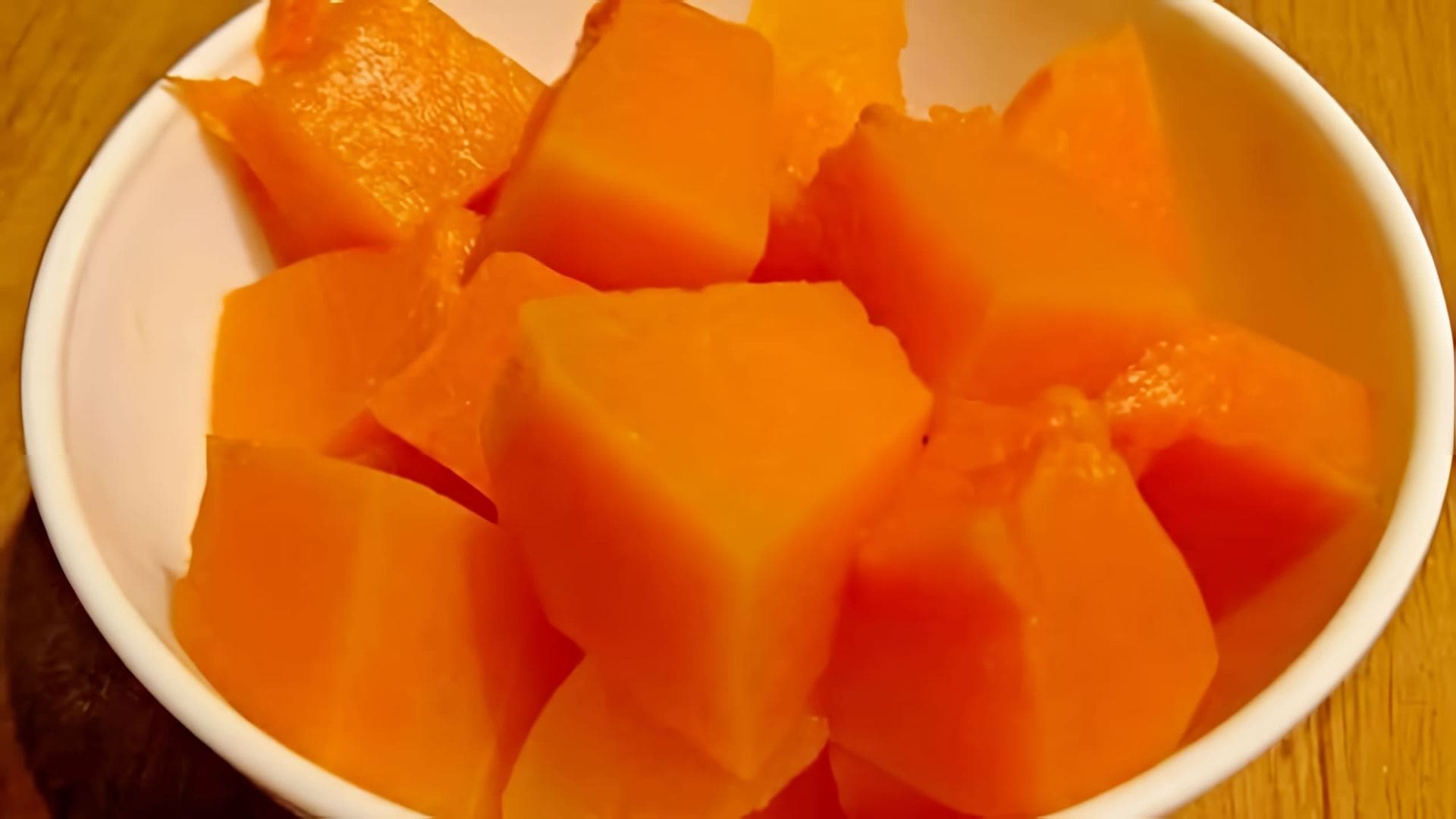 В этом видео демонстрируется быстрый и простой способ приготовления тыквы в микроволновке