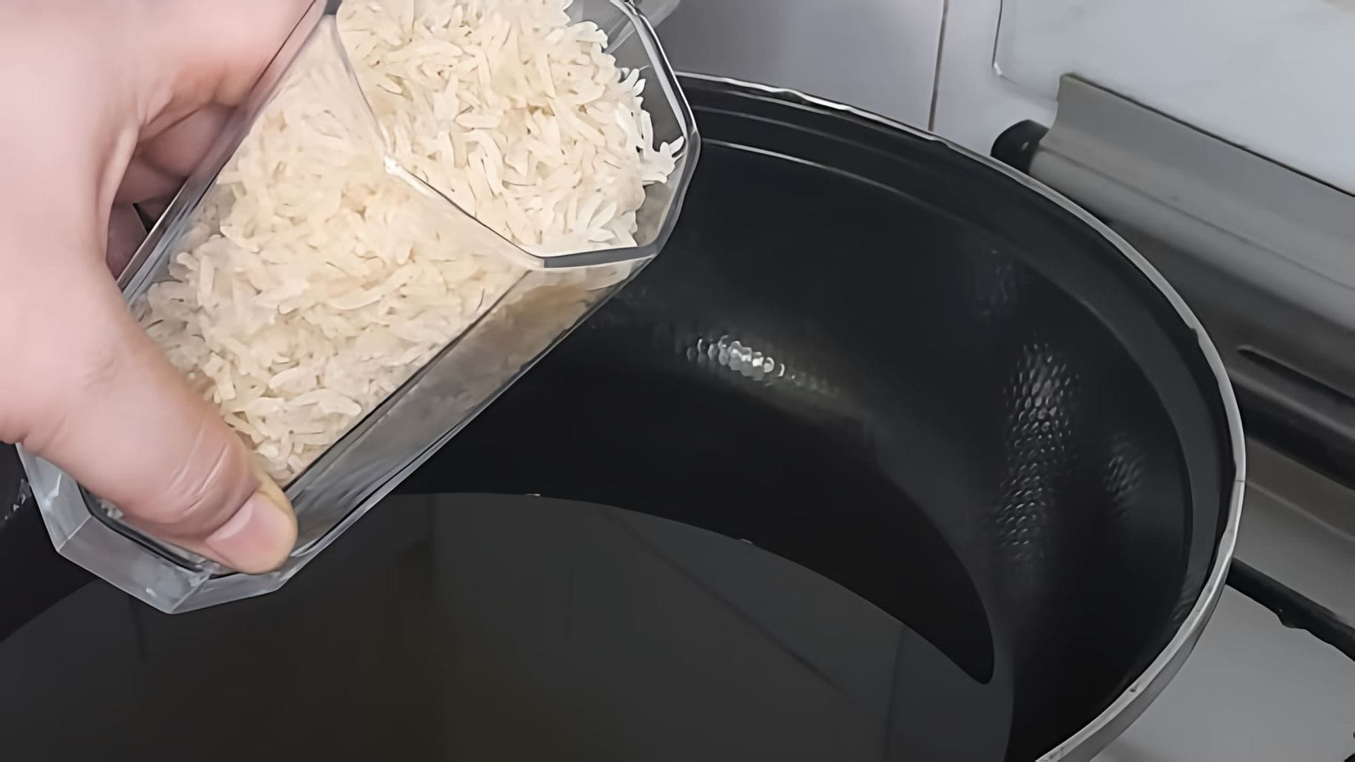 В этом видео-ролике демонстрируется процесс приготовления воздушного риса, который также известен как пуфф-рис