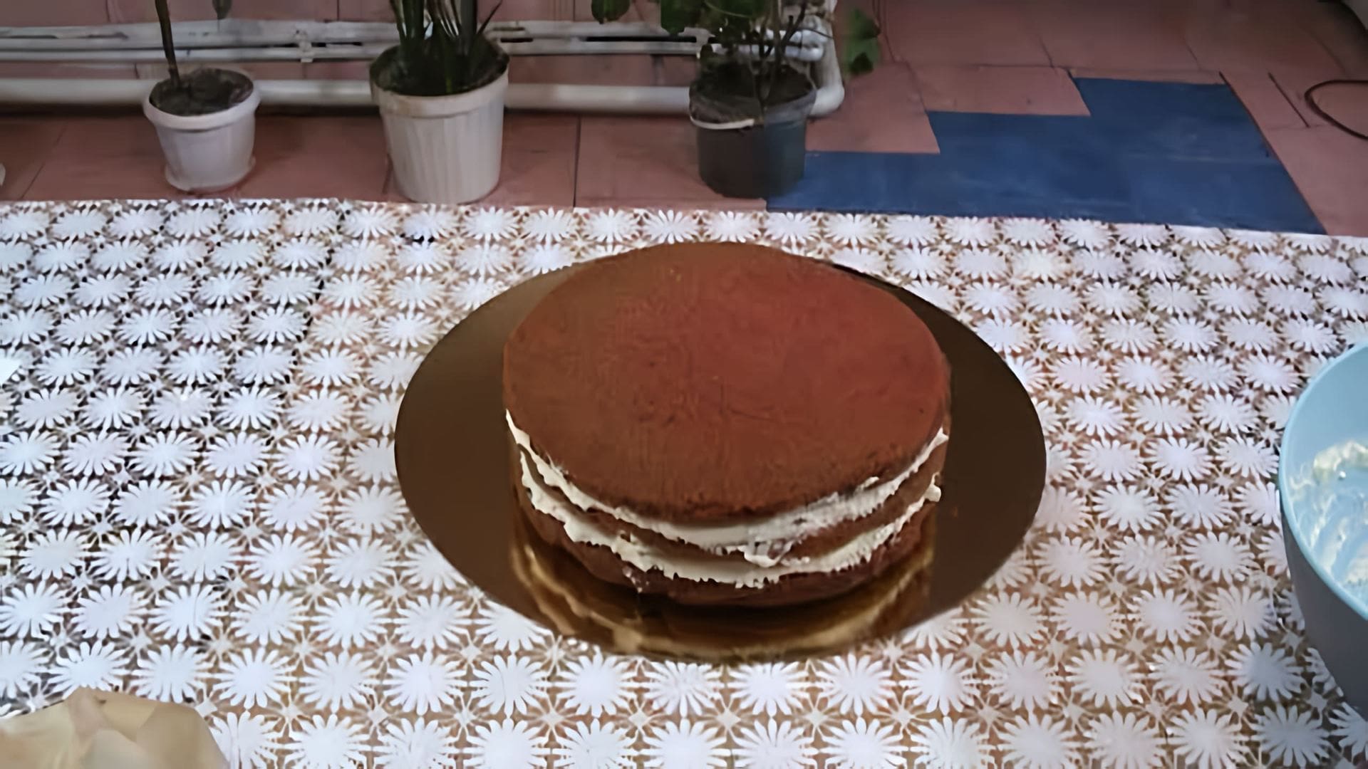 В этом видео демонстрируется процесс приготовления красного бархата и крема для торта