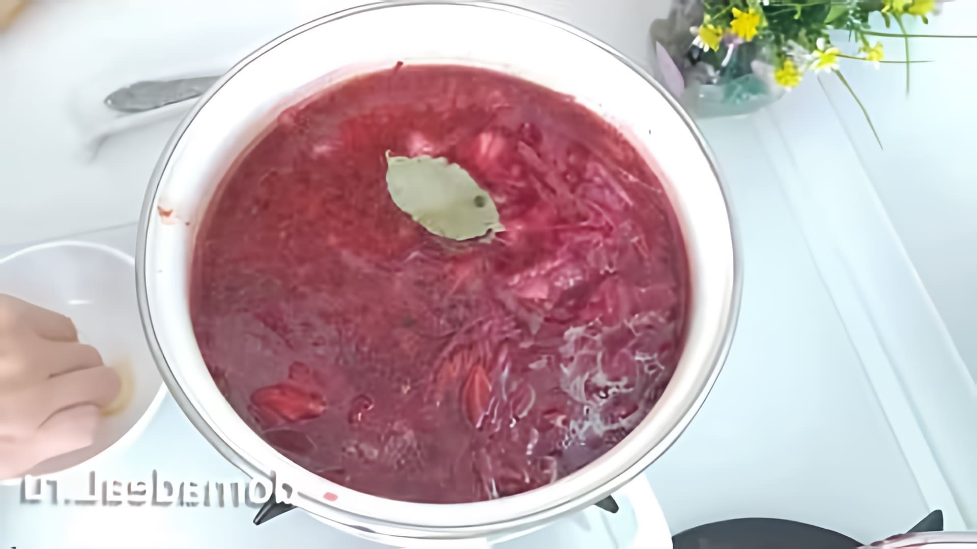 В этом видео демонстрируется рецепт приготовления красного борща