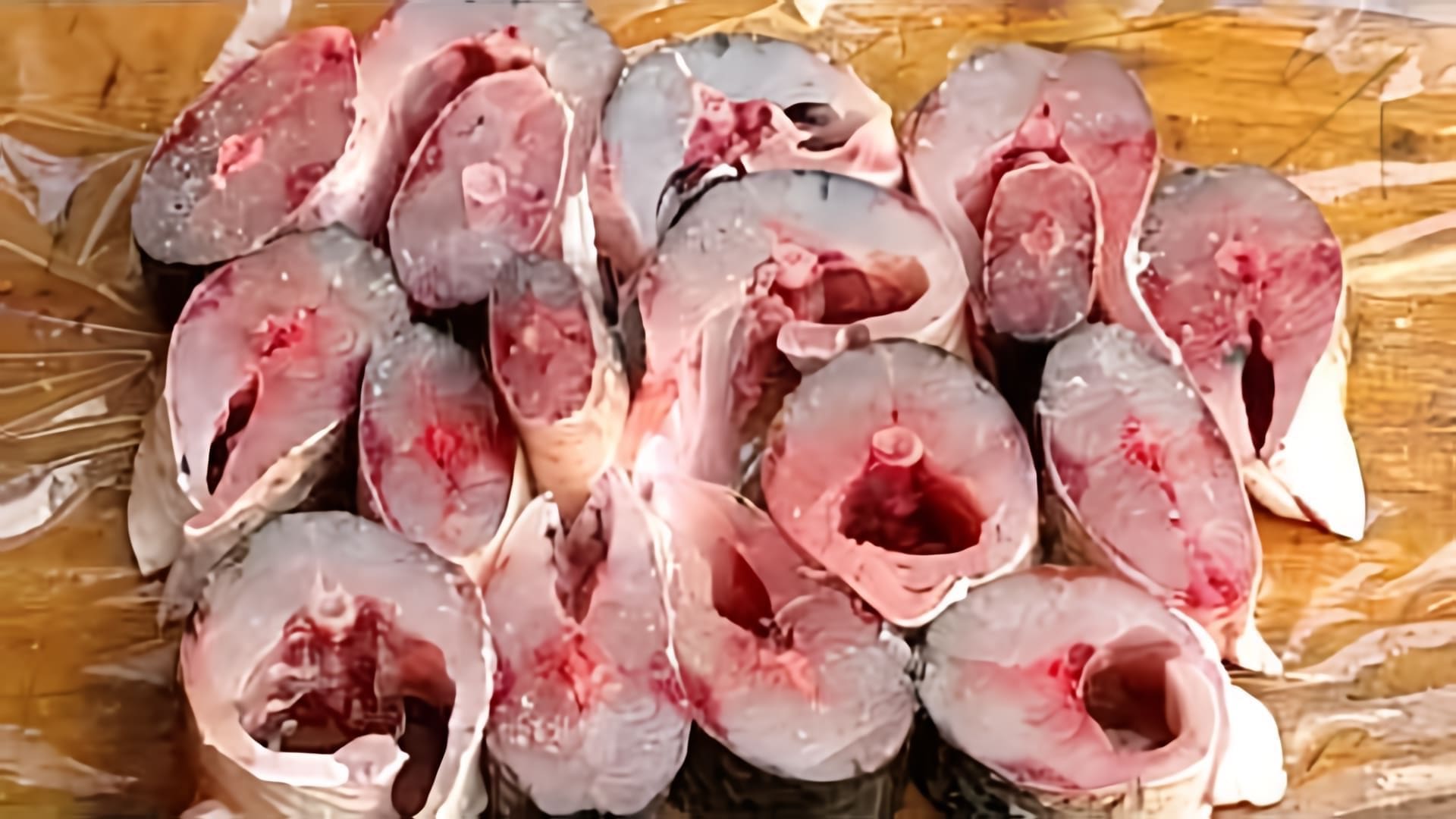 В данном видео демонстрируется процесс приготовления жареной рыбы с луком, а именно черноморской кефали или пеленгаса
