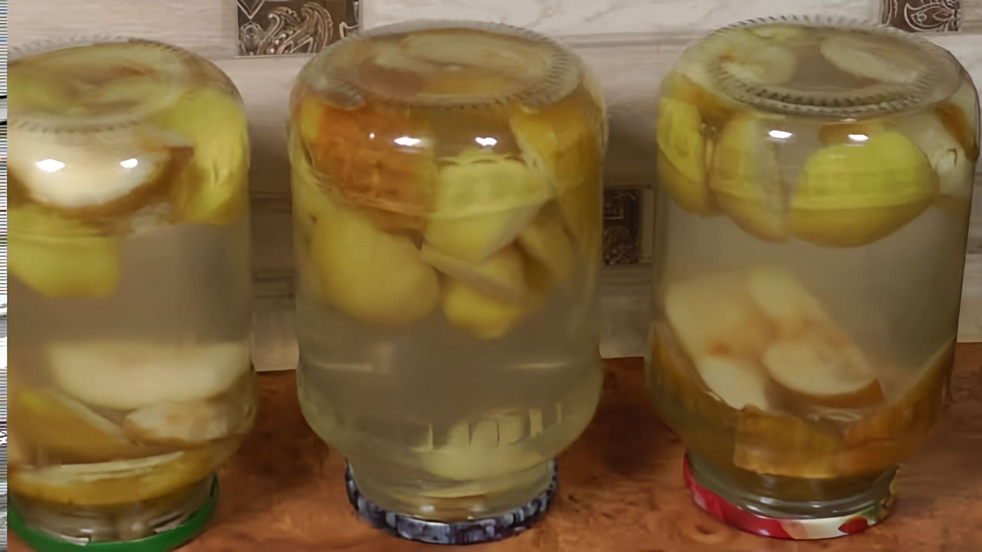 В этом видео демонстрируется процесс приготовления яблочно-грушевого компота на зиму