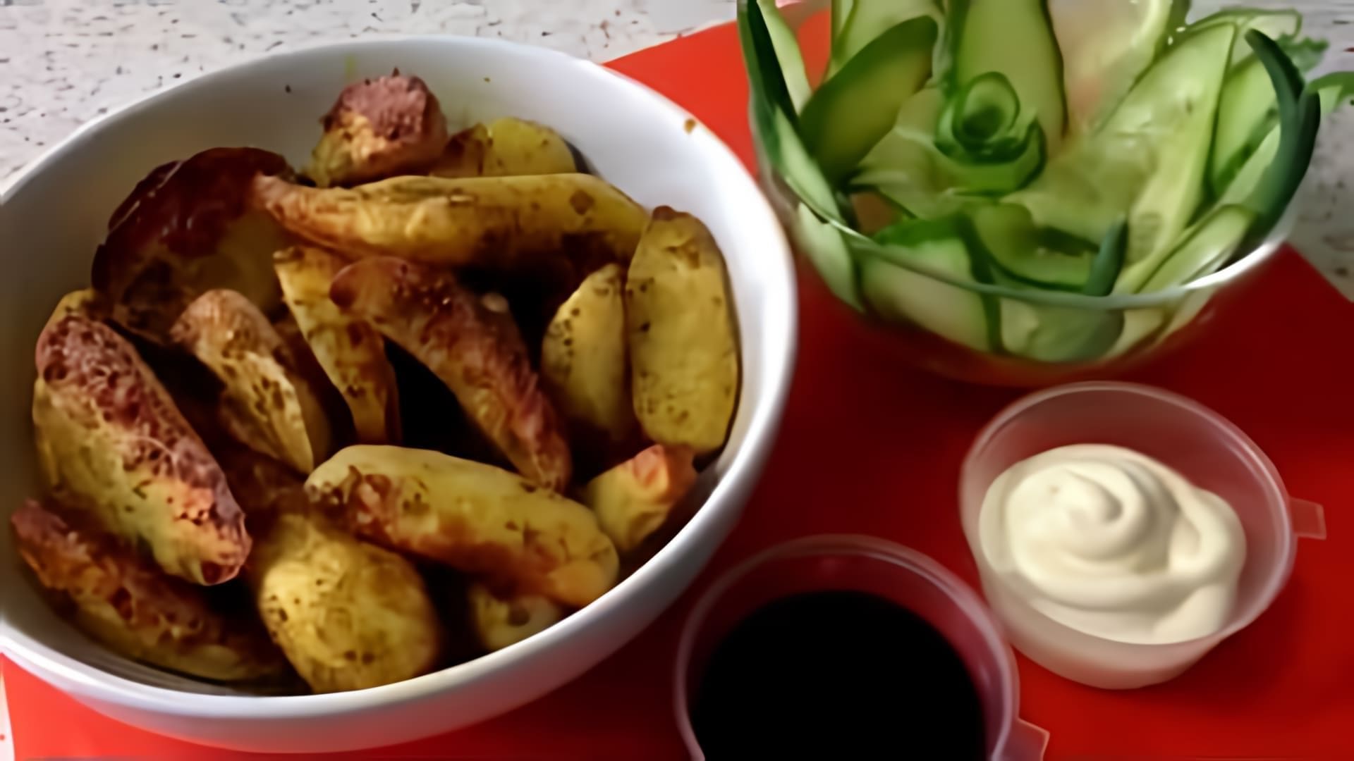 В этом видео демонстрируется процесс приготовления картофеля в аэрогриле