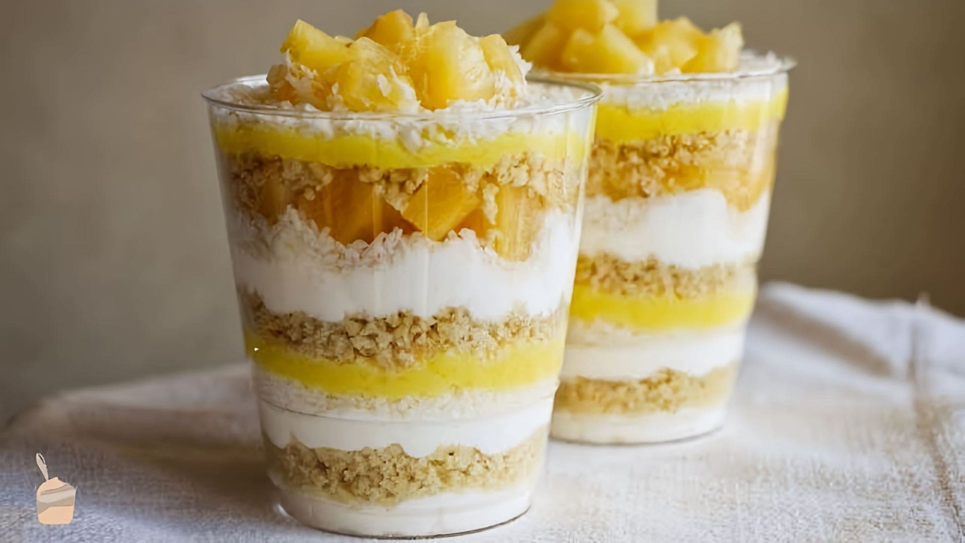 Видео как приготовить десерт "ананасовый пина колада трайфл"