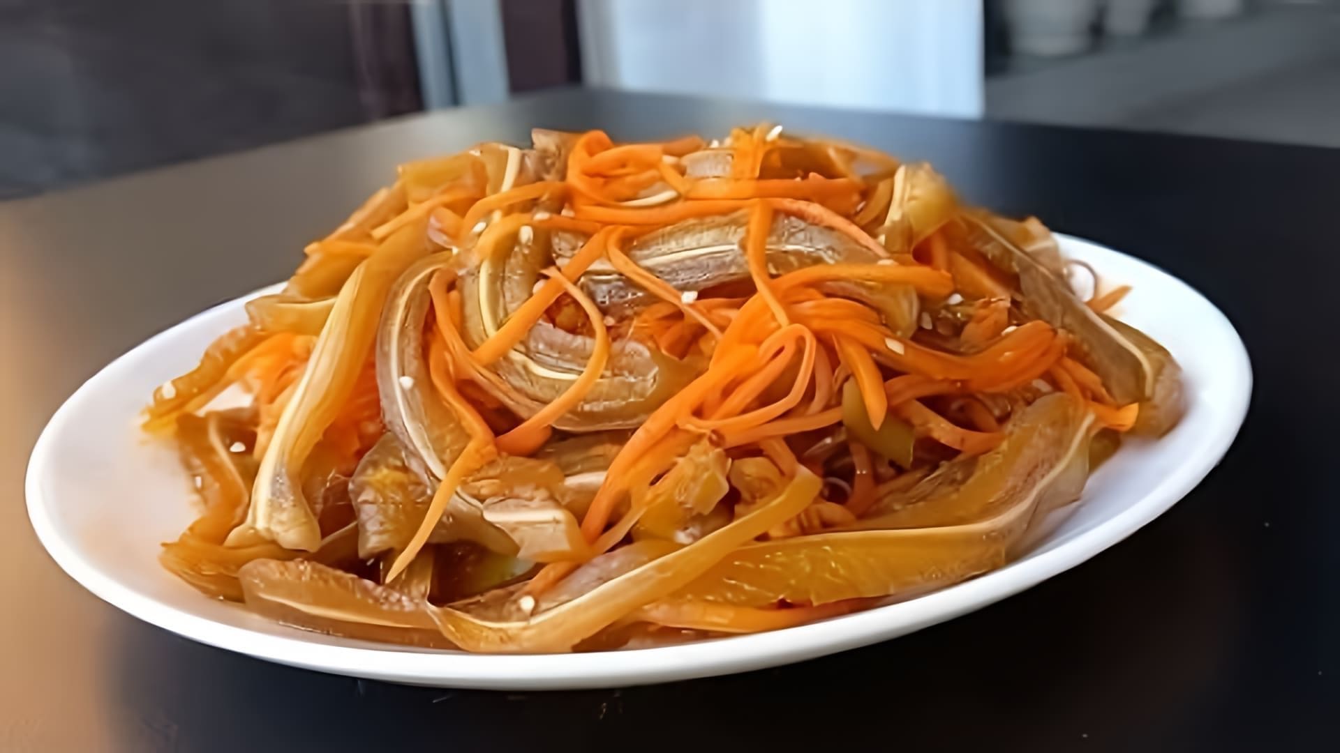 В этом видео-ролике будет показан рецепт приготовления хрустящих свиных ушек по-корейски с морковью ХЕ из свиных ушек