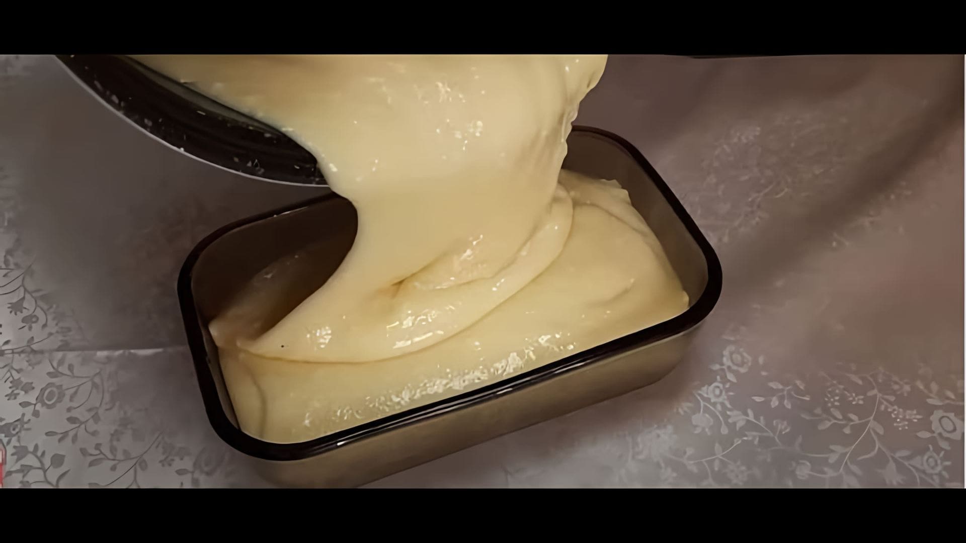 В этом видео Маруся показывает, как приготовить домашний сыр из остатков молока и творога