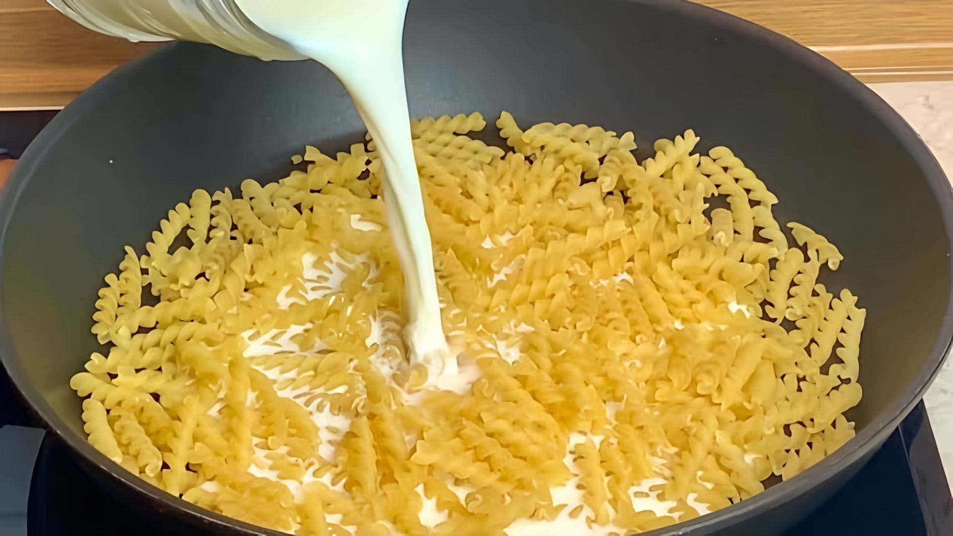 В этом видео демонстрируется простой и быстрый рецепт вкусного блюда из макарон