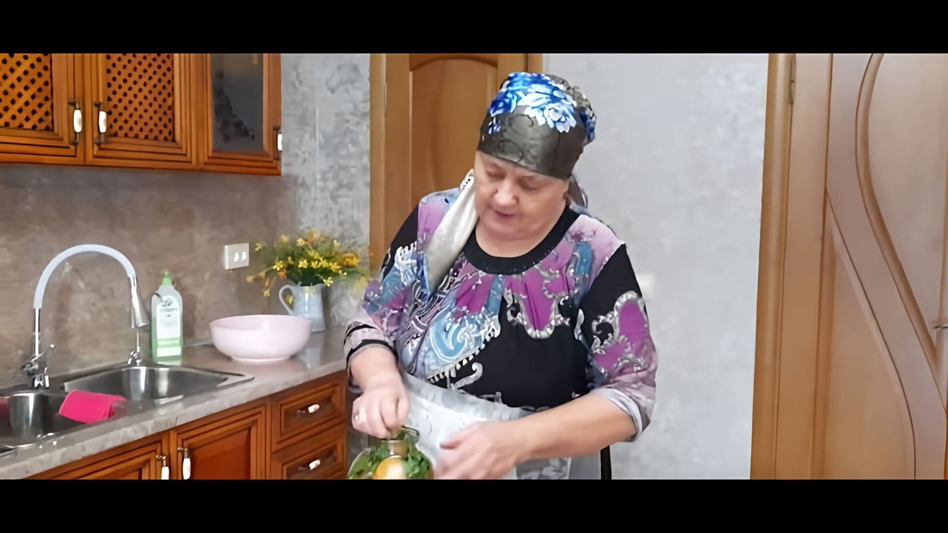 В этом видео демонстрируется процесс приготовления соленых зеленых помидоров на зиму