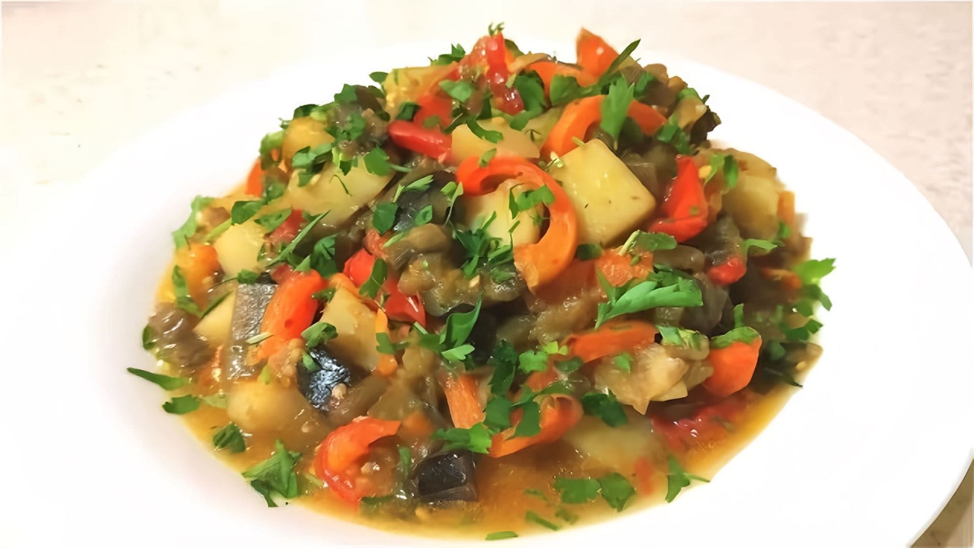 В этом видео Елена показывает, как приготовить вкусное и полезное овощное рагу