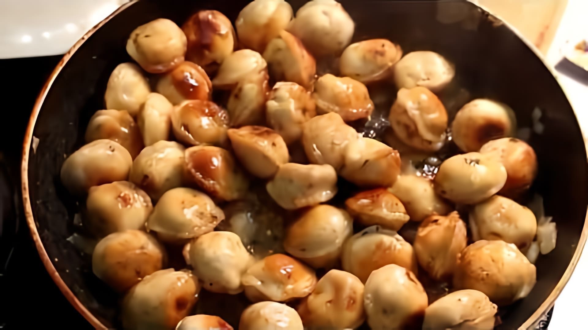 В данном видео демонстрируется процесс приготовления жареных пельменей с луком