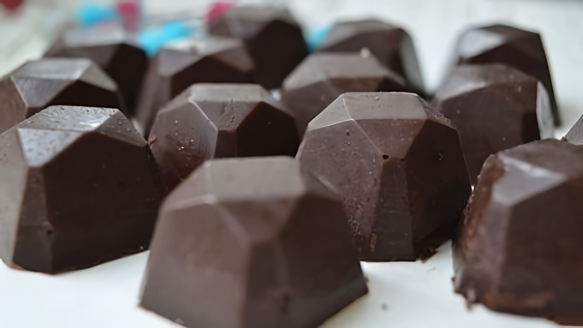 В этом видео демонстрируется процесс приготовления черного шоколада с медом