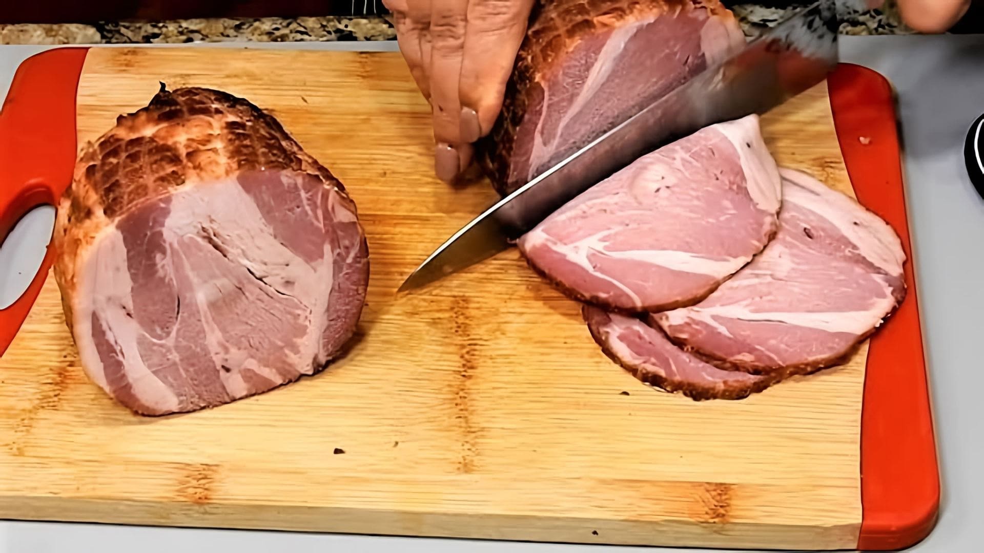 В этом видео демонстрируется процесс приготовления домашнего мяса для бутербродов