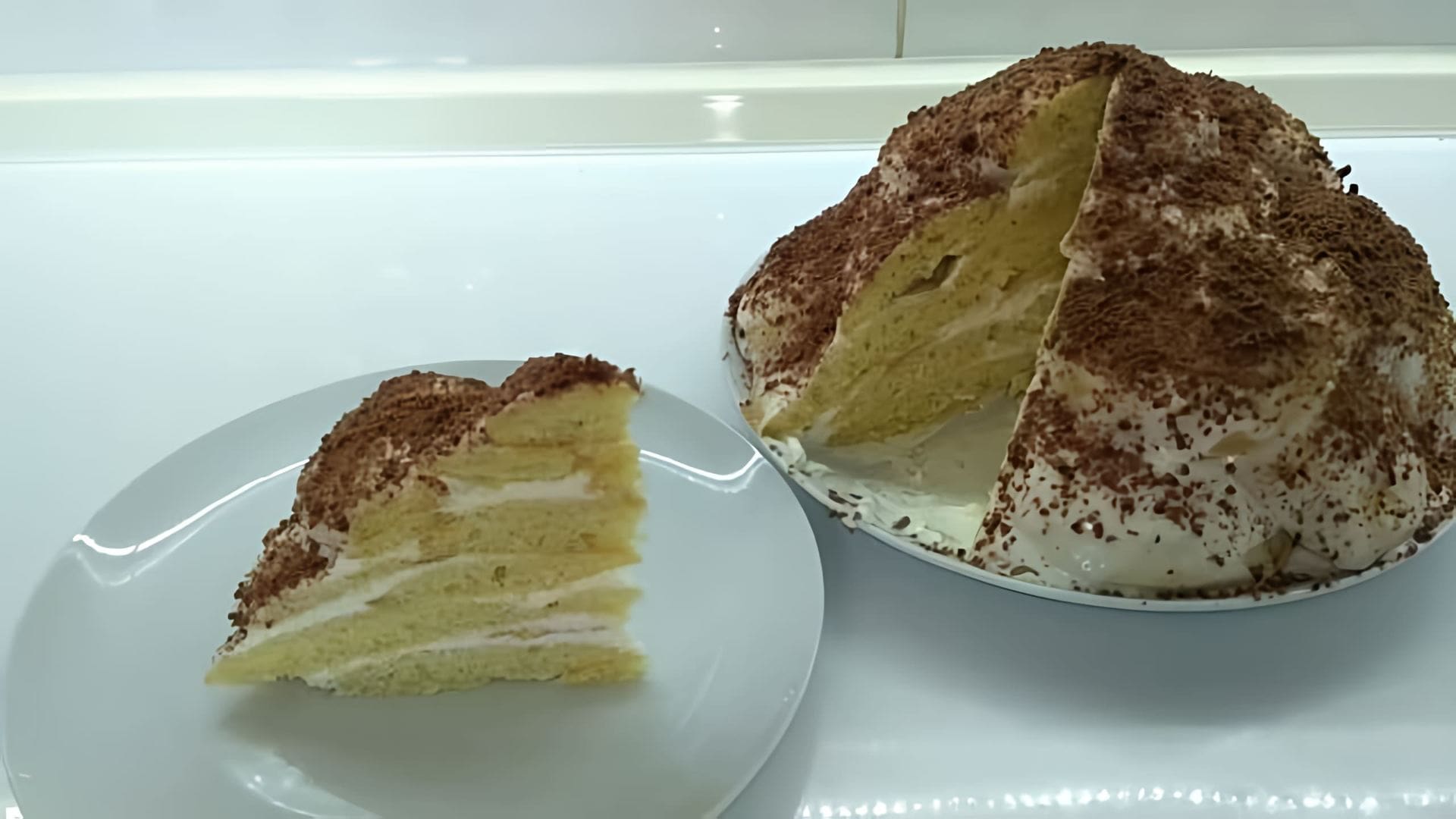 В этом видео демонстрируется простой рецепт приготовления торта "Черепаха" со сметанным кремом