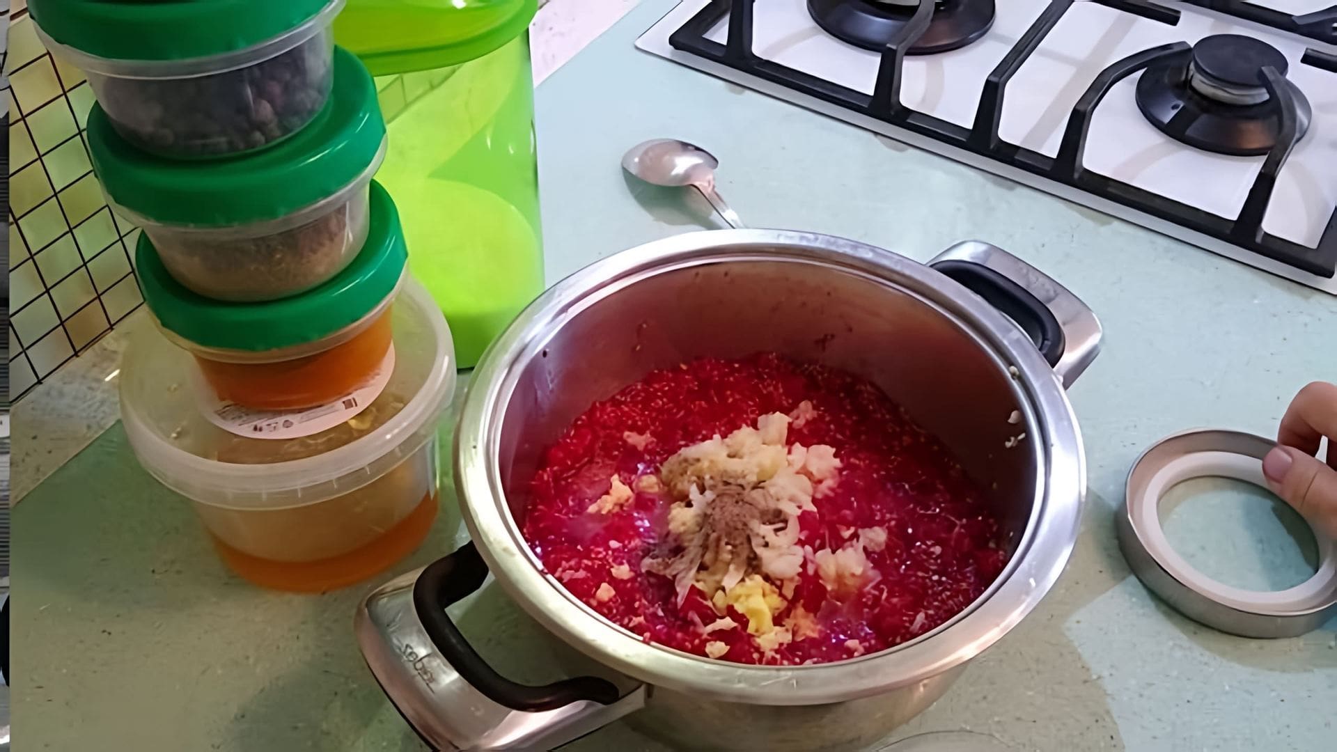 Видео как приготовить красную смородиновый соус для подачи с мясом