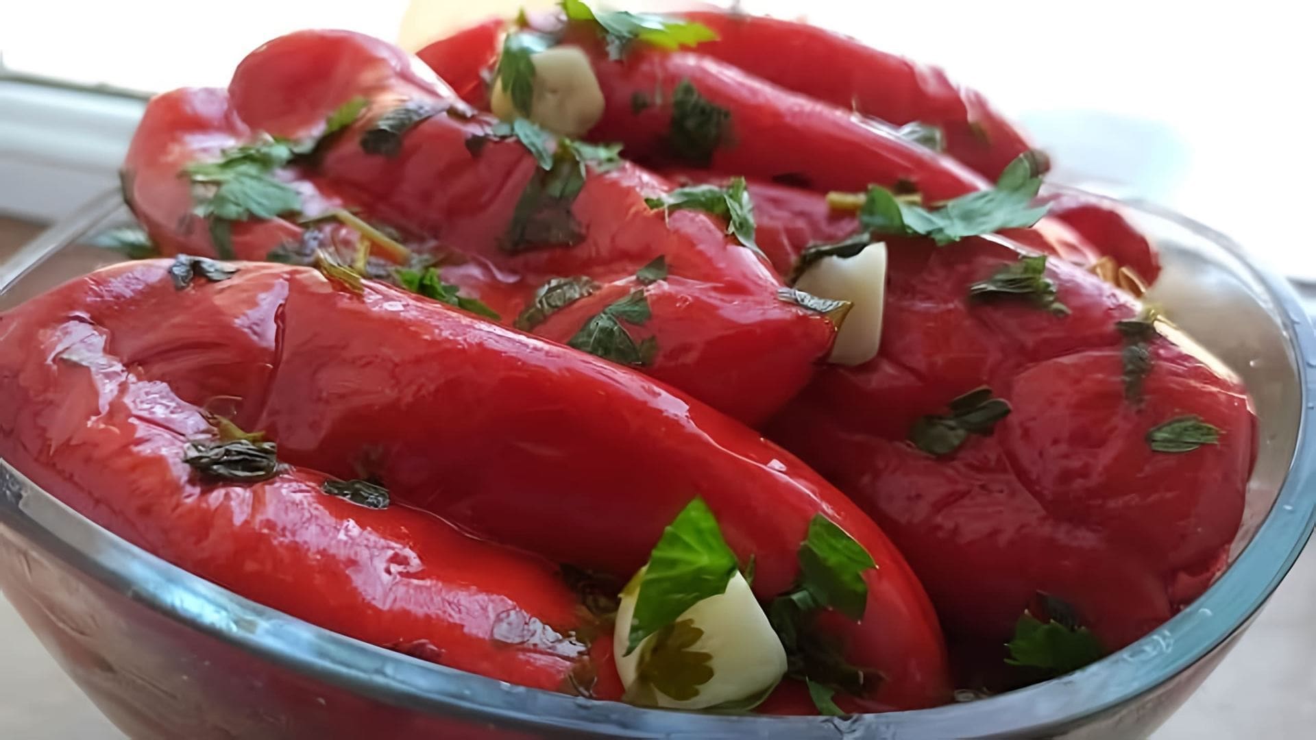В этом видео демонстрируется процесс приготовления маринованного красного перца по-армянски