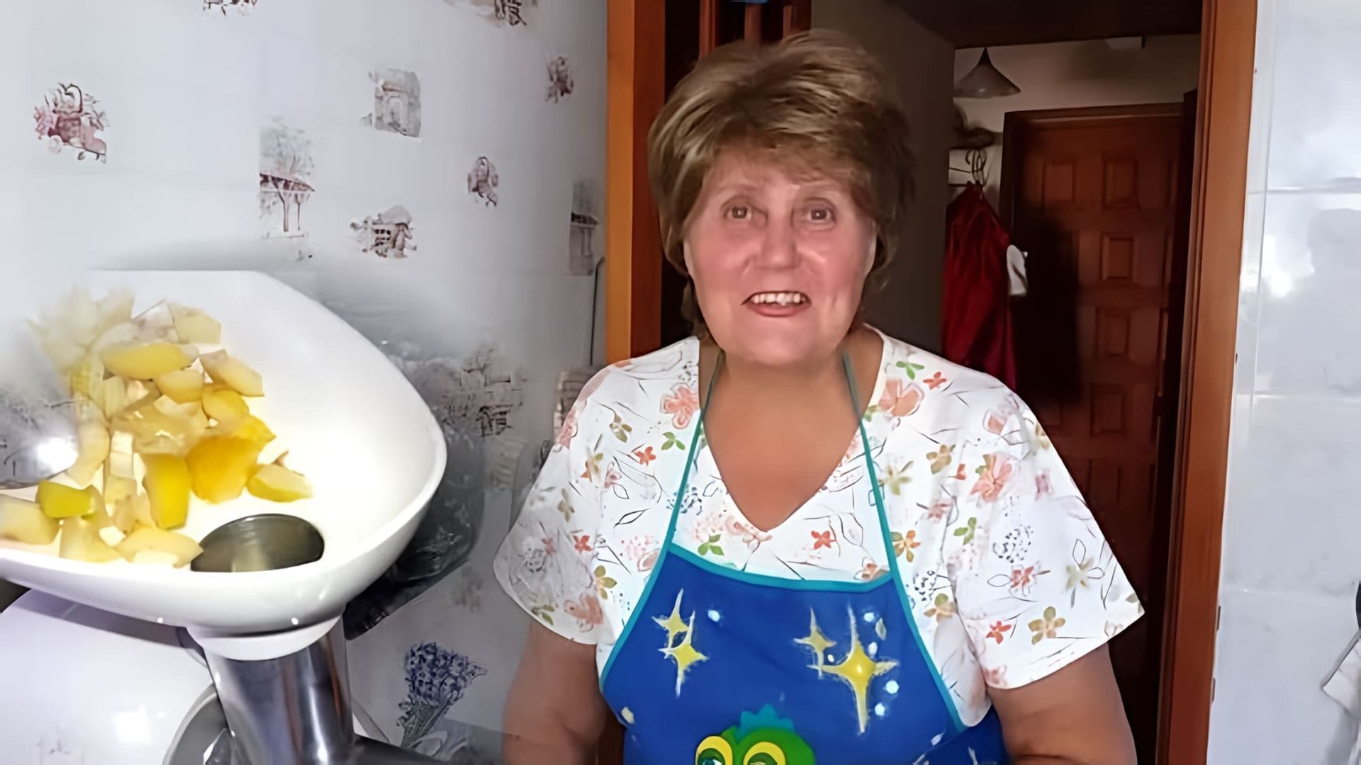 В этом видео рассказывается о том, как из японской айвы можно приготовить различные блюда