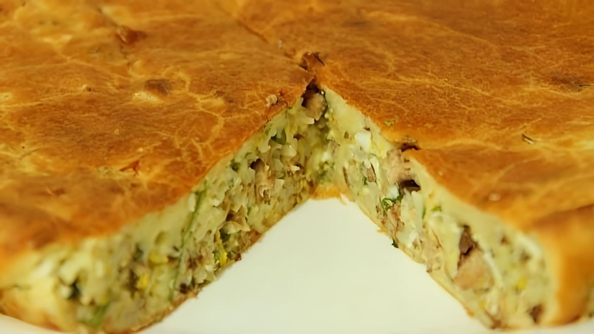 В этом видео демонстрируется процесс приготовления заливного пирога с капустой на кефире