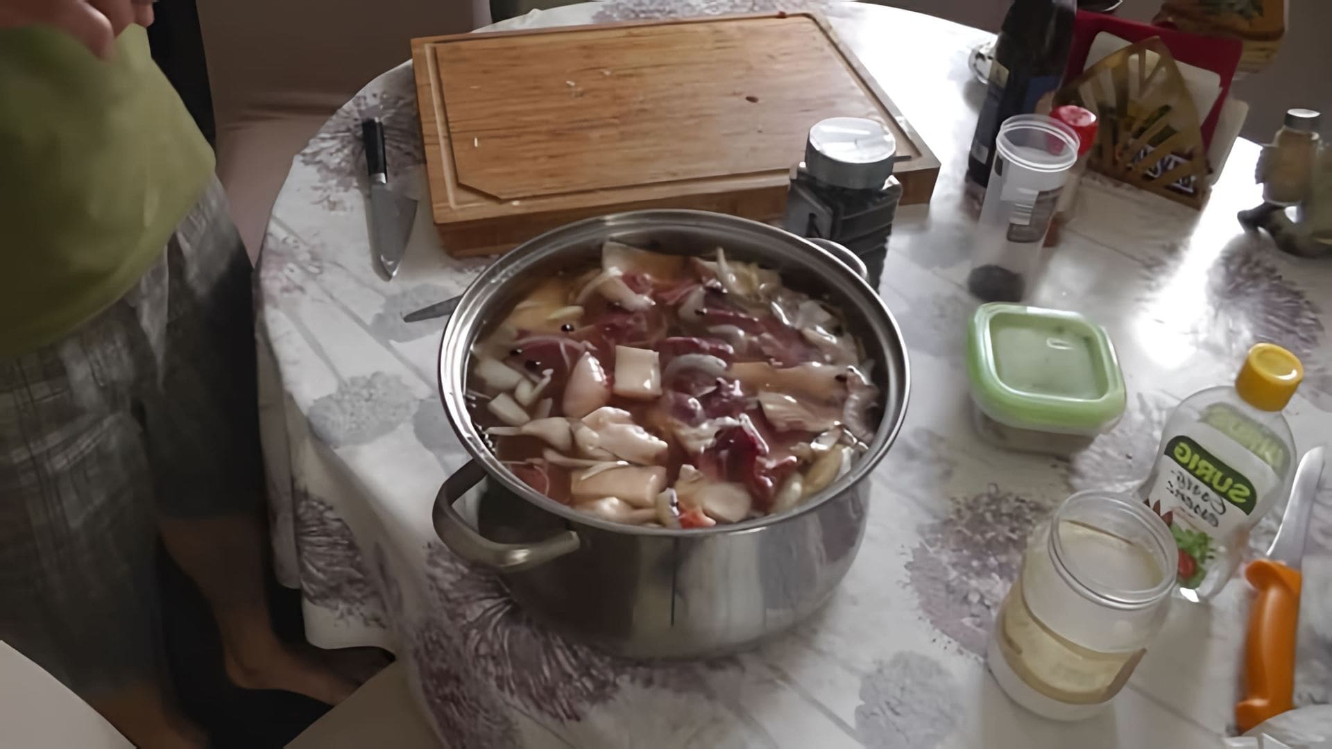В этом видео демонстрируется процесс приготовления шашлыка из баранины без запаха баранины