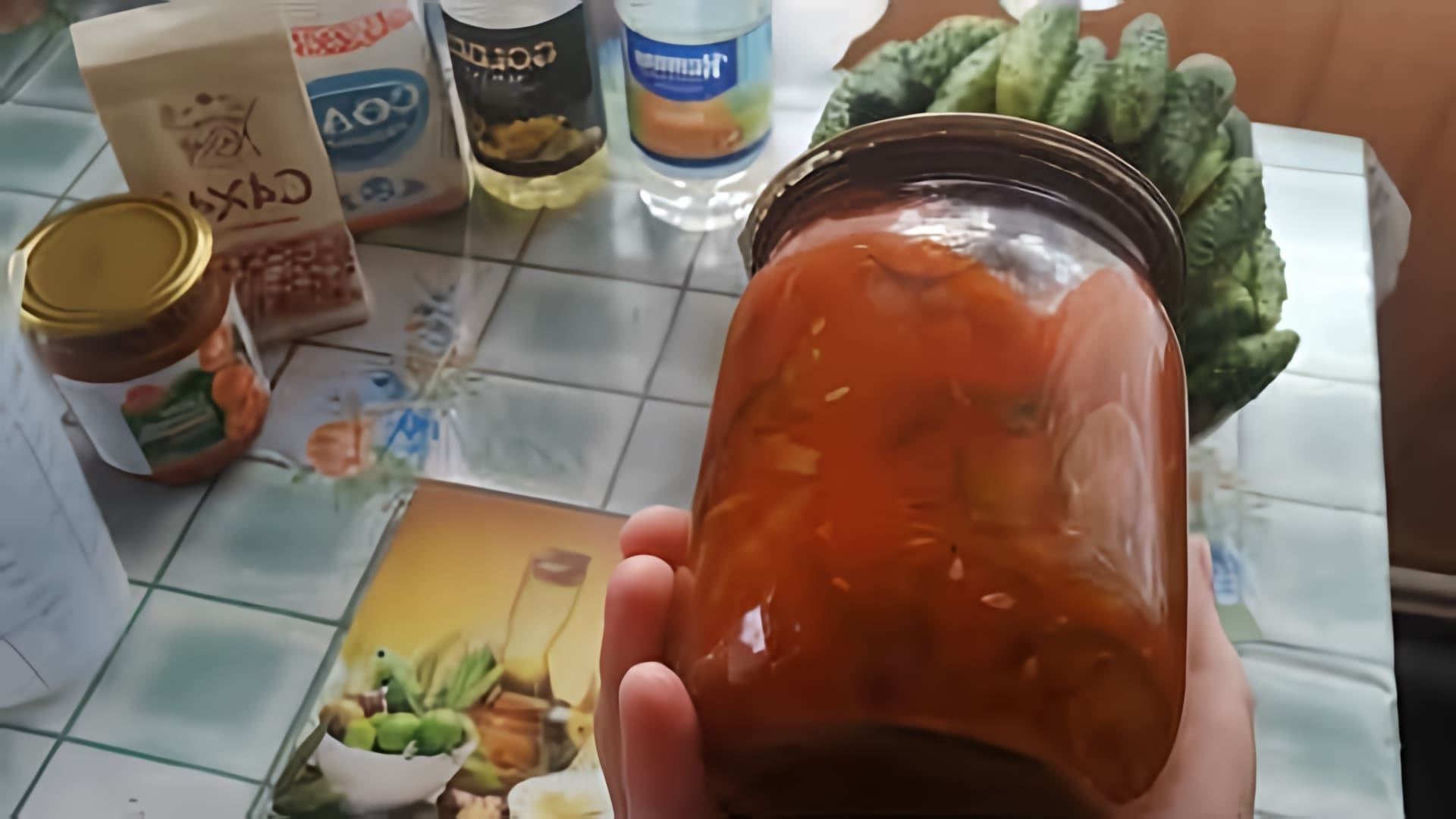 В этом видео Юля делится рецептом салата из огурцов на зиму в томатном соусе