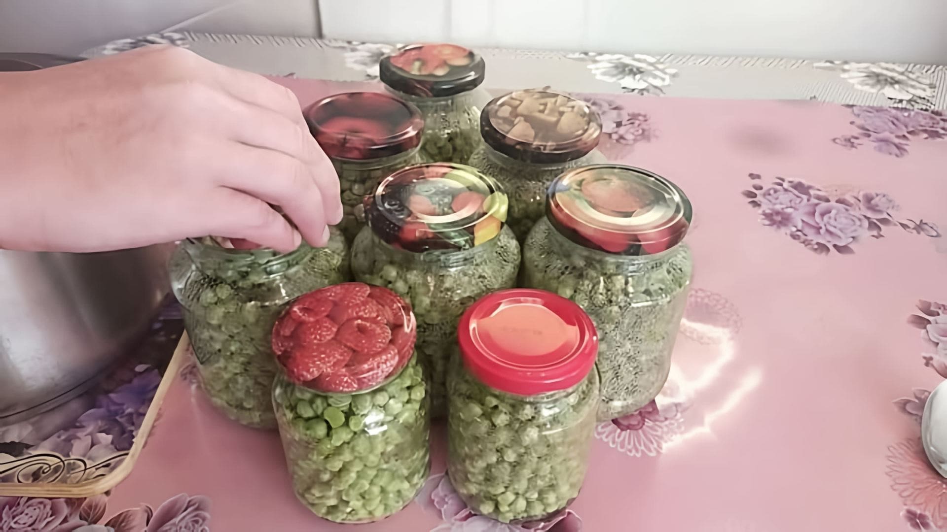 В этом видео Юлия показывает, как приготовить зеленый горошек на зиму