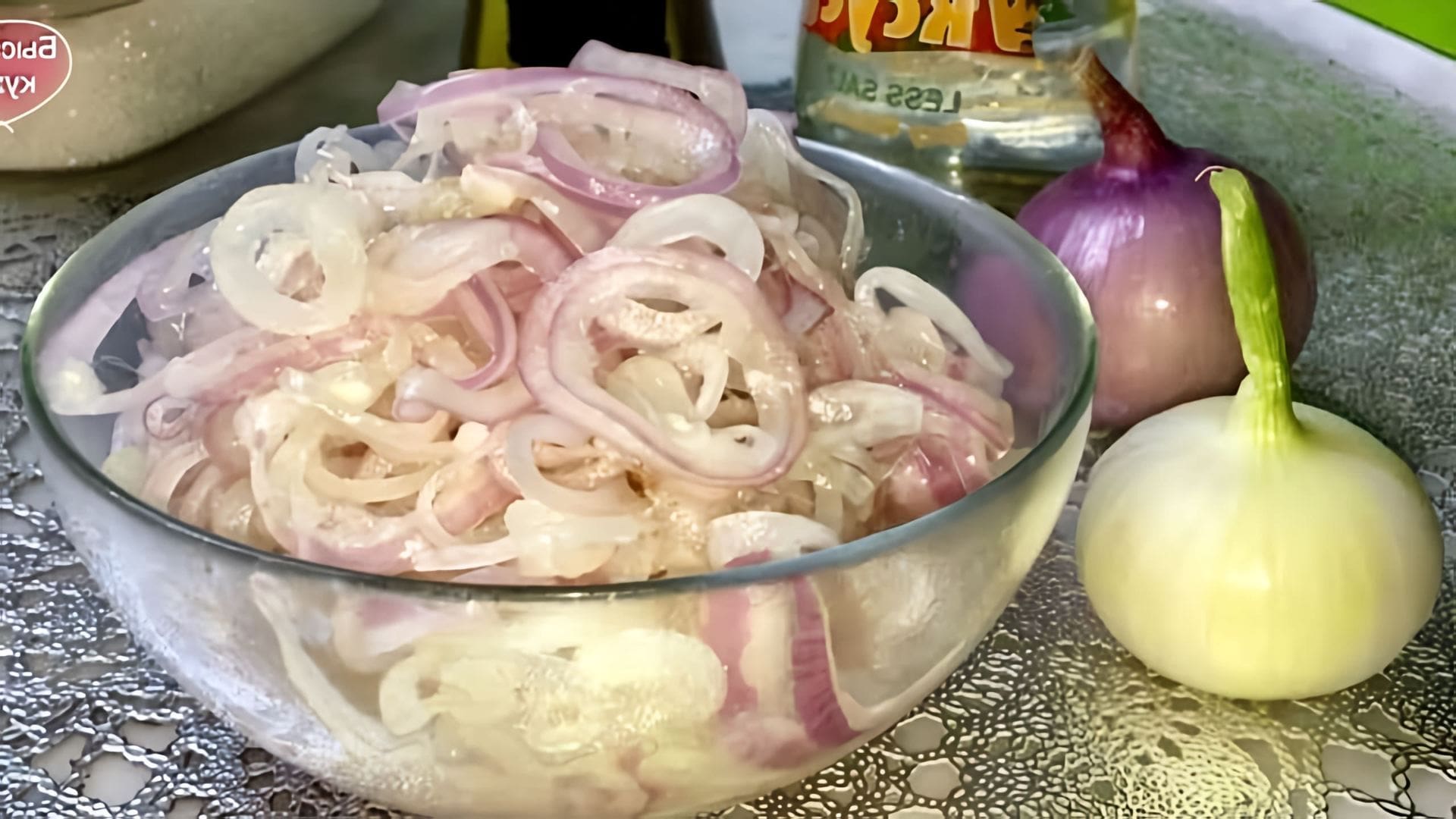 В этом видео демонстрируется быстрый и простой рецепт маринованного лука, который идеально подходит к мясным, рыбным и морепродуктным блюдам, а также к овощам