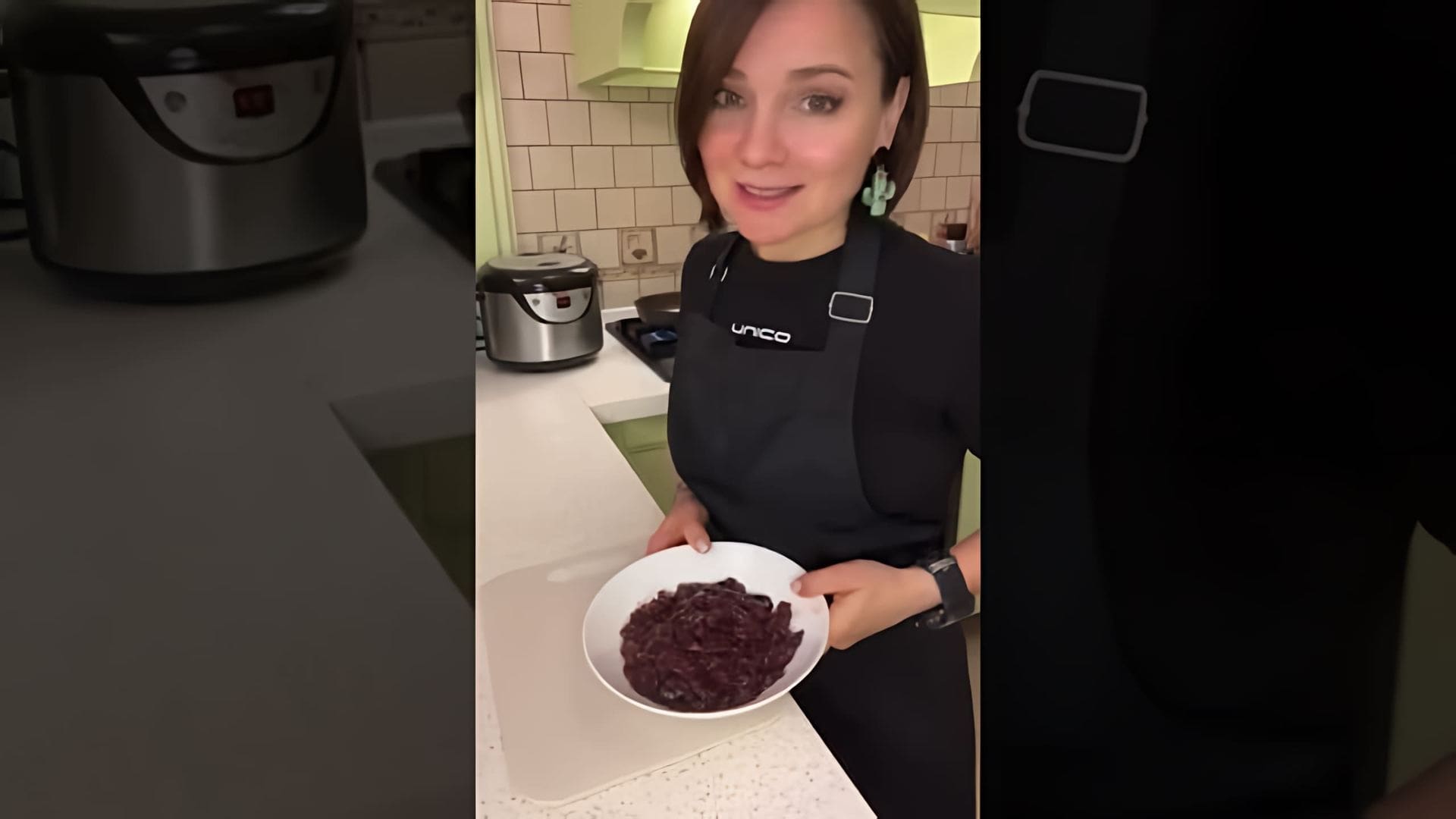 В этом видео демонстрируется процесс приготовления печенки по-Строгановски