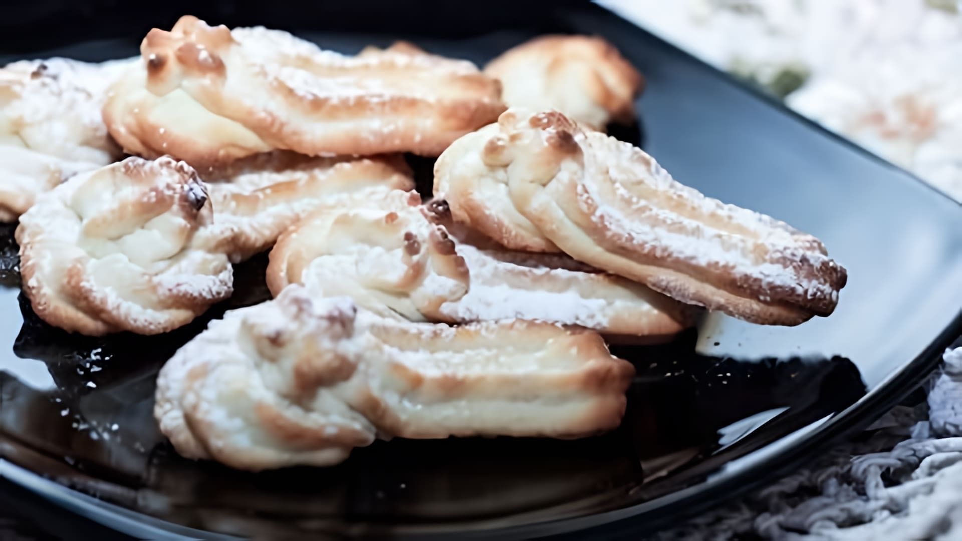 В этом видео демонстрируется рецепт приготовления песочного печенья в домашних условиях