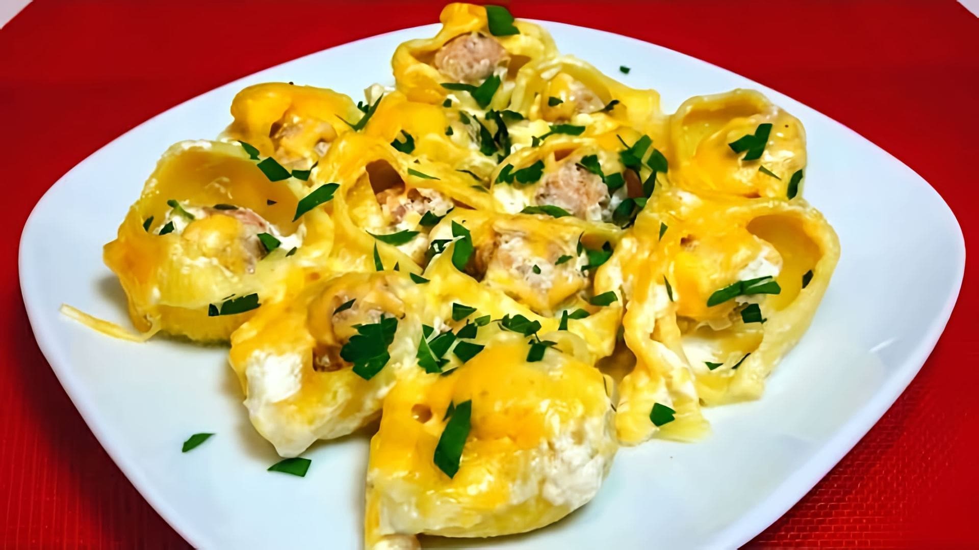 Яйца добавляются в сковороду